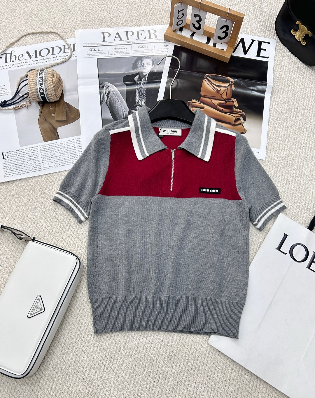 NO:322056,Miumiu's new contrasting color knitted short sleeves, customized YB wool knitted material, delicate and soft, comfortable to wear, exquisite lapel short sleeves style, classic collar zipper half-plate design, threaded edge covering details, collar edge and cuff hem echo, large body decoration contrasts color blocks, retro college style, playful and age-reducing, easy to control during daily travel or easy gatherings, customized surface accessories, accurate version, complete two colors and three standards!  Size sml code, miumiu, T-shirt, alexander wang19860909Miumiu新款撞色针织短袖,定制YB羊毛针织材质 细腻柔软 穿搭舒适 精致翻领短袖版型 经典领拉链半开襟设计 螺纹包边细节满分 领边和袖口衣摆相呼应 大身饰以色块撞色 复古学院风格强烈 俏皮减龄显白 日常出行或轻松聚会轻松驾驭 定制面辅料 认准版本 两色三标齐全大货出！ 尺码sml 编码,,miumiu,T-shirt,alexander wang,Women's clothing