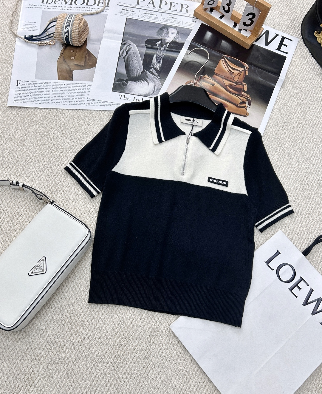 NO:322062,Miumiu's new contrasting color knitted short sleeves, customized YB wool knitted material, delicate and soft, comfortable to wear, exquisite lapel short sleeves style, classic collar zipper half-plate design, threaded edge covering details, collar edge and cuff hem echo, large body decoration contrasts color blocks, retro college style, playful and age-reducing, easy to control during daily travel or easy gatherings, customized surface accessories, accurate version, complete two colors and three standards!  Size sml code, miumiu, T-shirt, alexander wang19860909Miumiu新款撞色针织短袖,定制YB羊毛针织材质 细腻柔软 穿搭舒适 精致翻领短袖版型 经典领拉链半开襟设计 螺纹包边细节满分 领边和袖口衣摆相呼应 大身饰以色块撞色 复古学院风格强烈 俏皮减龄显白 日常出行或轻松聚会轻松驾驭 定制面辅料 认准版本 两色三标齐全大货出！ 尺码sml 编码,,miumiu,T-shirt,alexander wang,Women's clothing