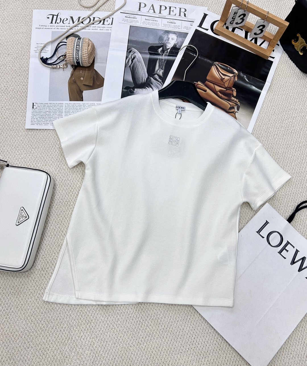 NO:322583,LOEWE Classic Small Embroidered Logo Irregular Short-sleeved T-shirt!  Get used to seeing so many styles. It's time to have a classic versatile T-type ~ Many internet celebrities have a high-end look. Customized version of 26s cotton fabric is different from the versions sold on the market. Welcome to compare the quality very good. The details of auxiliary materials, embroidery and other details are impeccable. The seemingly simple style is actually very difficult. The two colors and three standards are complete and large-scale. Size sml code, loewe, loewe, T-shirt, tees, t-shirt, alexander wang19860909LOEWE 罗意威经典款胸前小刺绣Logo 不规则短袖T恤！看惯了那么多个性款 是时候来一件经典百搭T了～众多网红明星上身 自带高级感 定制对版26s全棉面料,和市面所售的版本不一样 欢迎对比品质非常好 辅料 刺绣等细节都无可挑剔,看似简单的款其实很有难度.两色三标齐全大货出 尺码sml 编码,,loewe,loewe,T-shirt,tees，t-shirt,alexander wang,Women's clothing