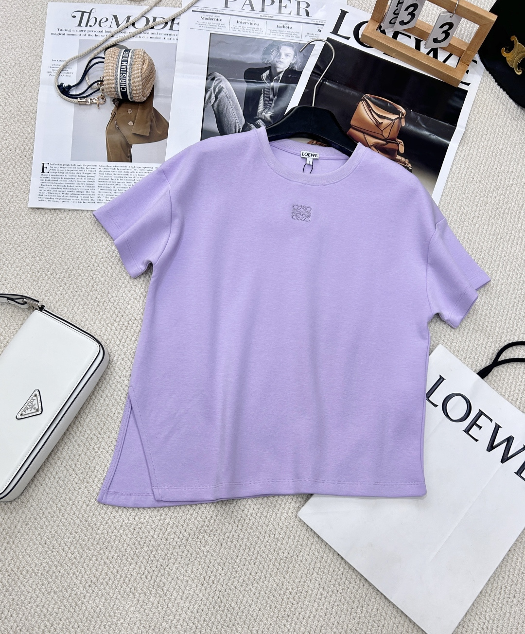 NO:322586,LOEWE Classic Small Embroidered Logo Irregular Short-sleeved T-shirt!  Get used to seeing so many styles. It's time to have a classic and versatile T~ Many internet celebrities have a high-end look. Customized version of 26s cotton fabric is different from the versions sold on the market. Welcome to compare the quality very good. The details of auxiliary materials, embroidery and other details are impeccable. The seemingly simple style is actually very difficult. The two colors and three standards are complete and large-scale. Size sml code L,,loewe,loewe,T-shirt,tees,t-shirt,alexander wang19860909LOEWE 罗意威经典款胸前小刺绣Logo 不规则短袖T恤！看惯了那么多个性款 是时候来一件经典百搭T了～众多网红明星上身 自带高级感 定制对版26s全棉面料,和市面所售的版本不一样 欢迎对比品质非常好 辅料 刺绣等细节都无可挑剔,看似简单的款其实很有难度.两色三标齐全大货出 尺码sml 编码L,,loewe,loewe,T-shirt,tees，t-shirt,alexander wang,Women's clothing