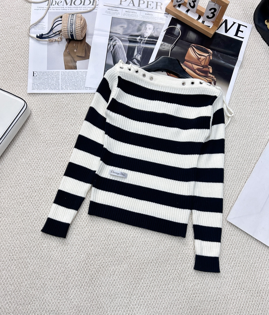 NO:322566,DIOR Striped strap one-neck wool sweater is super age-reducing. It is so obedient to wear it. It comes with sweet attributes. Striped sweater is so beautiful, too gentle and so beautiful!  !  Basic classic style that is easy to wear and slim. Choose wool fabric that is fixedly woven and dyed. Soft and comfortable. Delicate feel, comfortable to wear. Use necklace strap design. One-length neckline reduces age and vitality. Classic retro striped elements, fresh and elegant beige. Visually highlights fashion and charm, and the comfortable and elegant casual feeling is full of fashion. Fashionable and fashionable. Regular slim tailoring playful age-reducing. Long-sleeved inner wear is fashionable. Size sml, dior, alexander wang19860909DIOR 条纹绑带一字领羊毛针织衫 超减龄 穿上太乖了 自带甜美属性 条纹针织衫 太美太温柔太好看！！好穿又显瘦的基础经典款 选用定织定染的羊毛面料 柔软舒适 细腻手感,贴肤穿着舒适 采用领口绑带设计 一字领减龄活力经典复古感条纹元素,清新优雅米色 视觉上凸显时尚与魅力感,舒适又优雅的休闲感满溢 时髦洋气 常规修身剪裁俏皮减龄 长袖单穿内搭都时髦 尺码sml,,dior,alexander wang,Women's clothing