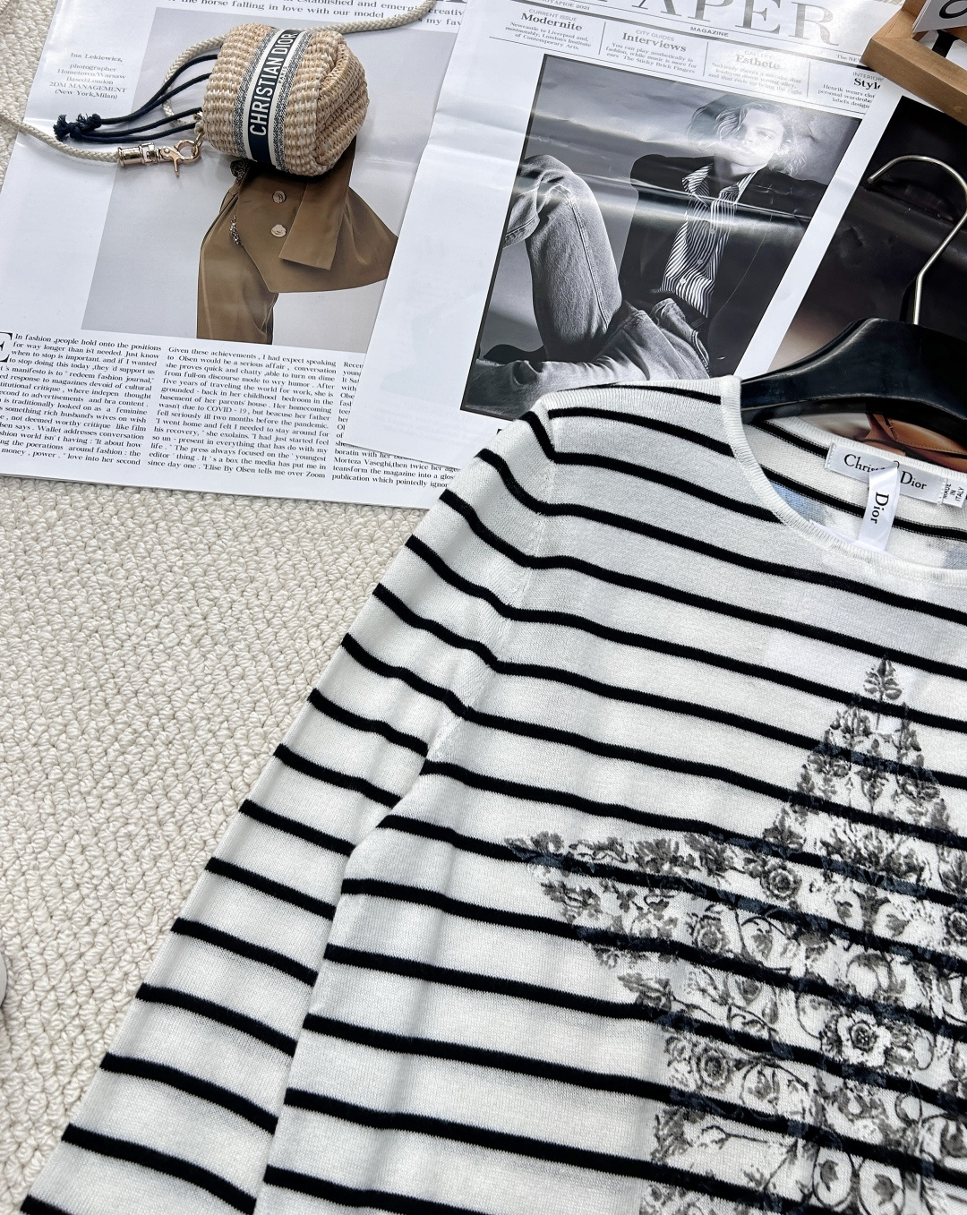 🆕 DIOR 花卉五角星条纹羊毛针织衫以经典的五角星图案与花卉为设计核心，融合了品牌的标志性元素与现代时