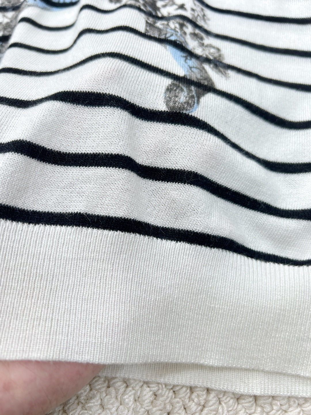 🆕 DIOR 花卉五角星条纹羊毛针织衫以经典的五角星图案与花卉为设计核心，融合了品牌的标志性元素与现代时