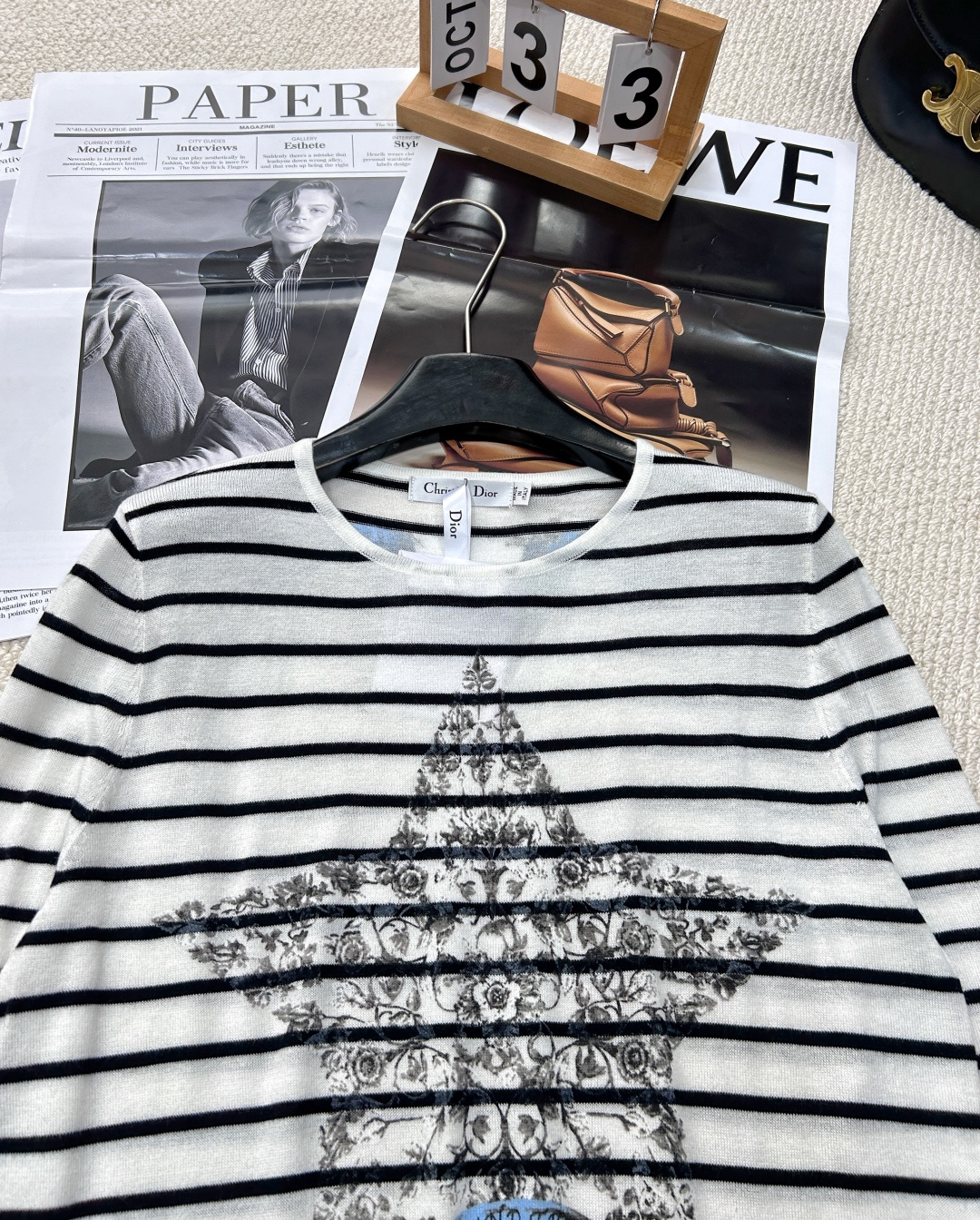 🆕 DIOR 花卉五角星条纹羊毛针织衫以经典的五角星图案与花卉为设计核心，融合了品牌的标志性元素与现代时