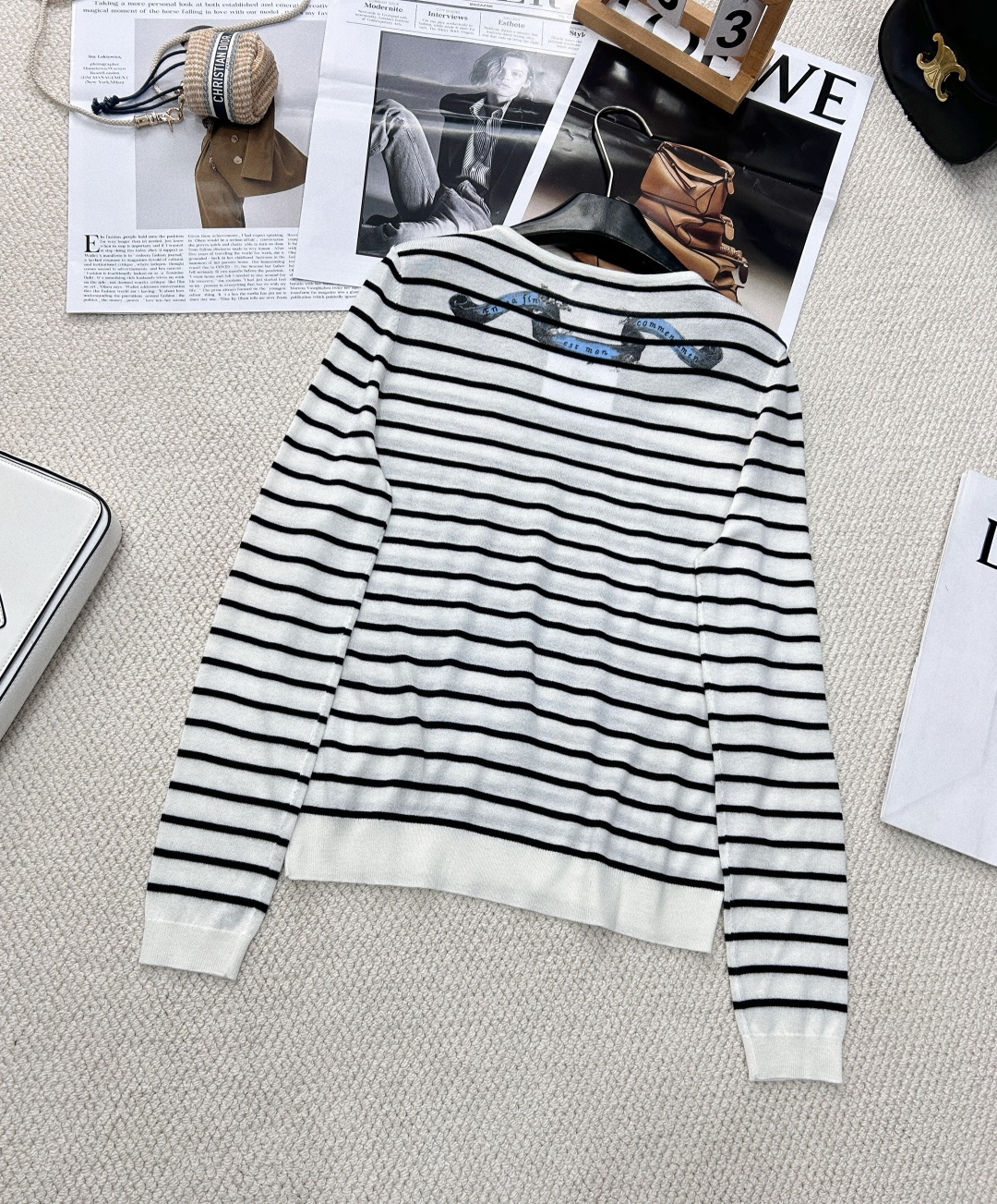 🆕 DIOR 花卉五角星条纹羊毛针织衫以经典的五角星图案与花卉为设计核心，融合了品牌的标志性元素与现代时