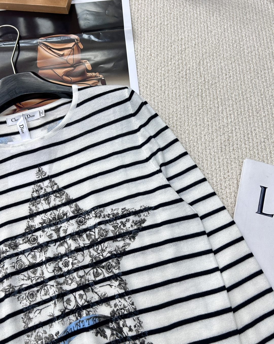 🆕 DIOR 花卉五角星条纹羊毛针织衫以经典的五角星图案与花卉为设计核心，融合了品牌的标志性元素与现代时