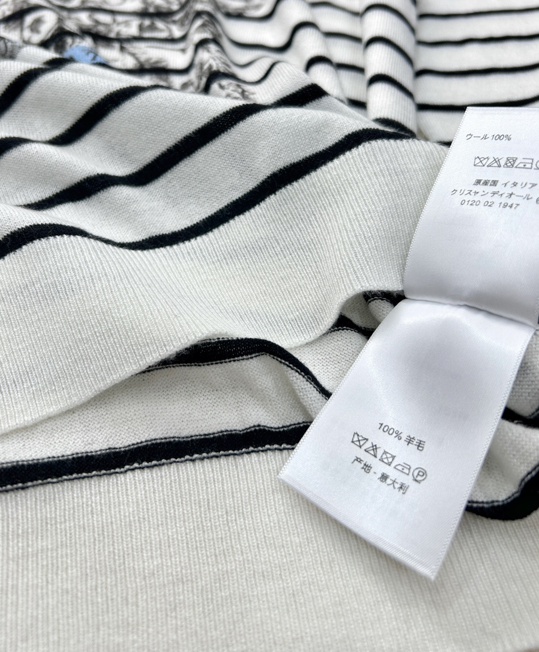 🆕 DIOR 花卉五角星条纹羊毛针织衫以经典的五角星图案与花卉为设计核心，融合了品牌的标志性元素与现代时