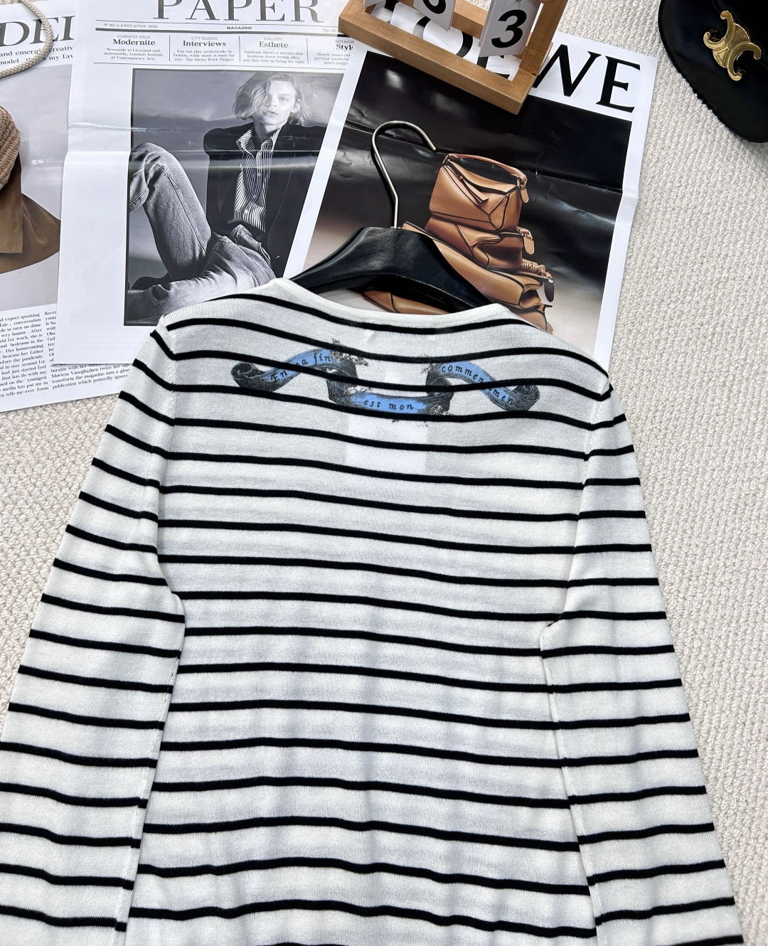 🆕 DIOR 花卉五角星条纹羊毛针织衫以经典的五角星图案与花卉为设计核心，融合了品牌的标志性元素与现代时