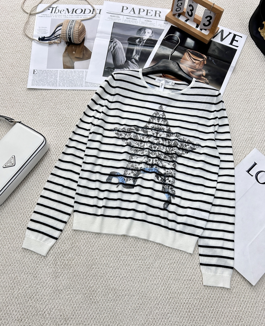 NO:322572,DIOR Floral Five-pointed Star Striped Wool Knitted Sweater takes the classic Five-pointed Star pattern and flowers as the design core, integrating the brand's iconic elements and modern fashion aesthetics. The Five-pointed Star symbolizes freedom and exploration, while flowers continue DIOR's pursuit of nature and romance. The overall design is both retro and vibrant. Navy-style Striped Star Floral Print Striped Control's favorite versatile items!  The wool yarn is soft, delicate, breathable and comfortable. The classic round neck style makes the upper body look slim!  Positioned printed logo is elegant and fashionable and elegant!  A rich and beautiful woman must come in!  Imported woven 16-needle craftsmanship, effortless outfit. Whether it is daily outfits or special occasions, it can add a touch of bright color to you. Make this sweater a classic in your wardrobe!   Size sml code,dior,alexander wang19860909DIOR 花卉五角星条纹羊毛针织衫 以经典的五角星图案与花卉为设计核心,融合了品牌的标志性元素与现代时尚美学.五角星象征着自由与探索,而花卉则延续了 DIOR 对自然与浪漫的追求,整体设计既复古又充满活力. 海军风条纹星星花卉印花 条纹控最爱百搭单品！ 羊毛纱线质感柔软细腻透气舒适 经典圆领版型上身巨显瘦！定位印花logo优雅又时髦气质单品！白富美必入！进口机织16针工艺 不费力气的穿搭 无论是日常穿搭还是特殊场合,它都能为你增添一抹亮色.让这件针织衫成为你衣橱中的经典之作！  尺码sml 编码,,dior,alexander wang,Women's clothing