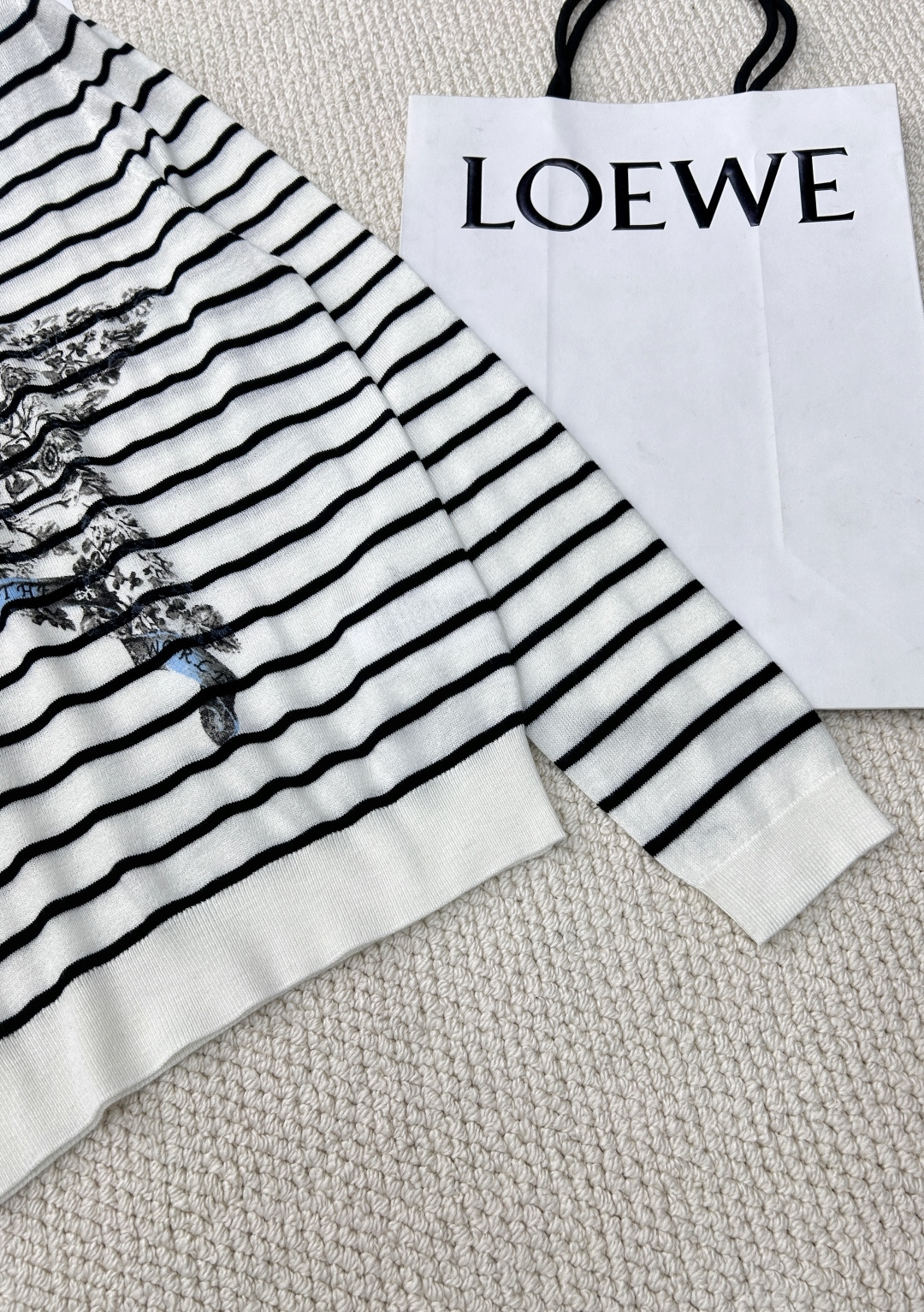 🆕 DIOR 花卉五角星条纹羊毛针织衫以经典的五角星图案与花卉为设计核心，融合了品牌的标志性元素与现代时