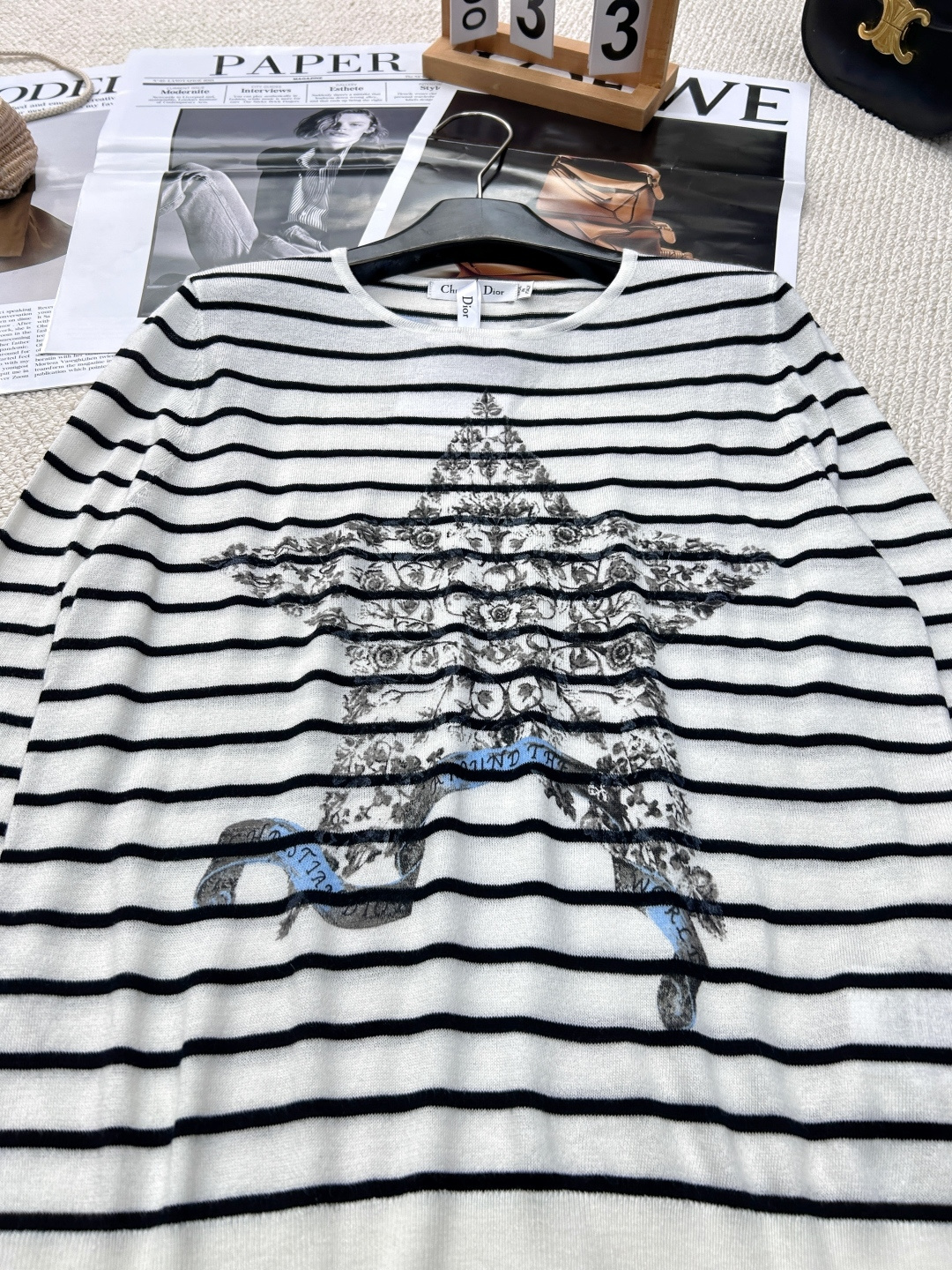 🆕 DIOR 花卉五角星条纹羊毛针织衫以经典的五角星图案与花卉为设计核心，融合了品牌的标志性元素与现代时