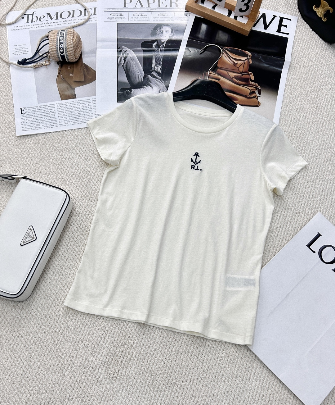 NO:322578,Ralph Lauren Old Qian Fengbo Anchor Letter Embroidered Short Sleeve T-shirt Classic Nautical Style, Elegant Old Qian Style!  Three-dimensional anchor embroidery, woven with high-density embroidery machine imported from Germany!! Double hook details are pointed and fine/embroidery, high letters are three-dimensional and clear, combed cotton, soft, thin and delicate cloth surface is flat, second-book needle stitching, ribbed inner edge, back collar webbing strip is fixed, want to have a low-key and luxurious old money style?  Inspired by classic navigation elements, it perfectly combines elegance and leisure to create a timeless fashion style for you!  Exquisite anchor patterns embellish the chest, paired with brand letter logos, highlighting the classic nautical style and low-key luxury. A representative of American classics!  Size sml code R67210, loro piana, T-shirt,tees, t-shirt,alexander wang19860909Ralph Lauren老钱风船锚字母刺绣短袖T恤 经典航海风,优雅老钱范！ 立体船锚刺绣,采用德国进口机高密度刺绣机器织造!! 双钩细节尖细/刺绣织数高字母立体清晰采用精梳棉,软薄细腻布面平整 二本针拼缝线罗纹内里拷边,后领织带包条定型 想要拥有低调奢华的老钱风？以经典航海元素为灵感,将优雅与休闲完美融合,为你打造 timeless 的时尚风格！ 精致船锚图案点缀胸前,搭配品牌字母标识,彰显经典航海风格,低调奢华. 美式经典的代表！ 尺码sml 编码R67210,,loro piana,T-shirt,tees，t-shirt,alexander wang,Women's clothing