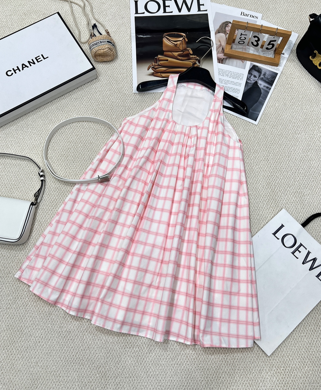 NO:322590,Loewe's new belt plaid suspender dress, custom YB imported twill thick material, high-quality texture, comfortable and delicate, suspender vest dress cut, red and white plaid, vest suspender is used as shoulder-cut, modified shoulder and neck line, A-line skirt hem is loose and comfortable, not stick to style, easy to put on and take off, belt is integrated and blessed, delicate parts show the brand style, regular straight-tube style, elegant and retro upper body, essential for casual commuting, customized surface accessories, complete three standards, large-scale belt size sml, edited, loewe, skirts, alexander wang19860909Loewe新款腰带格纹吊带连衣裙、定制YB进口斜纹稠材质 质感高级 舒适细腻 吊带背心连衣裙剪裁 通体以红白格纹打底 背心吊带作挖肩处理 修饰肩颈线条更显纤细 A字裙摆宽松舒适 不拘泥风格身材 便于穿脱 腰带融入加持 精细之处彰显品牌格调 常规直筒版型 上身优雅复古 休闲通勤必备 定制面辅料 三标齐全,配腰带大货出 尺码sml 编,,loewe,skirts,alexander wang,Women's clothing