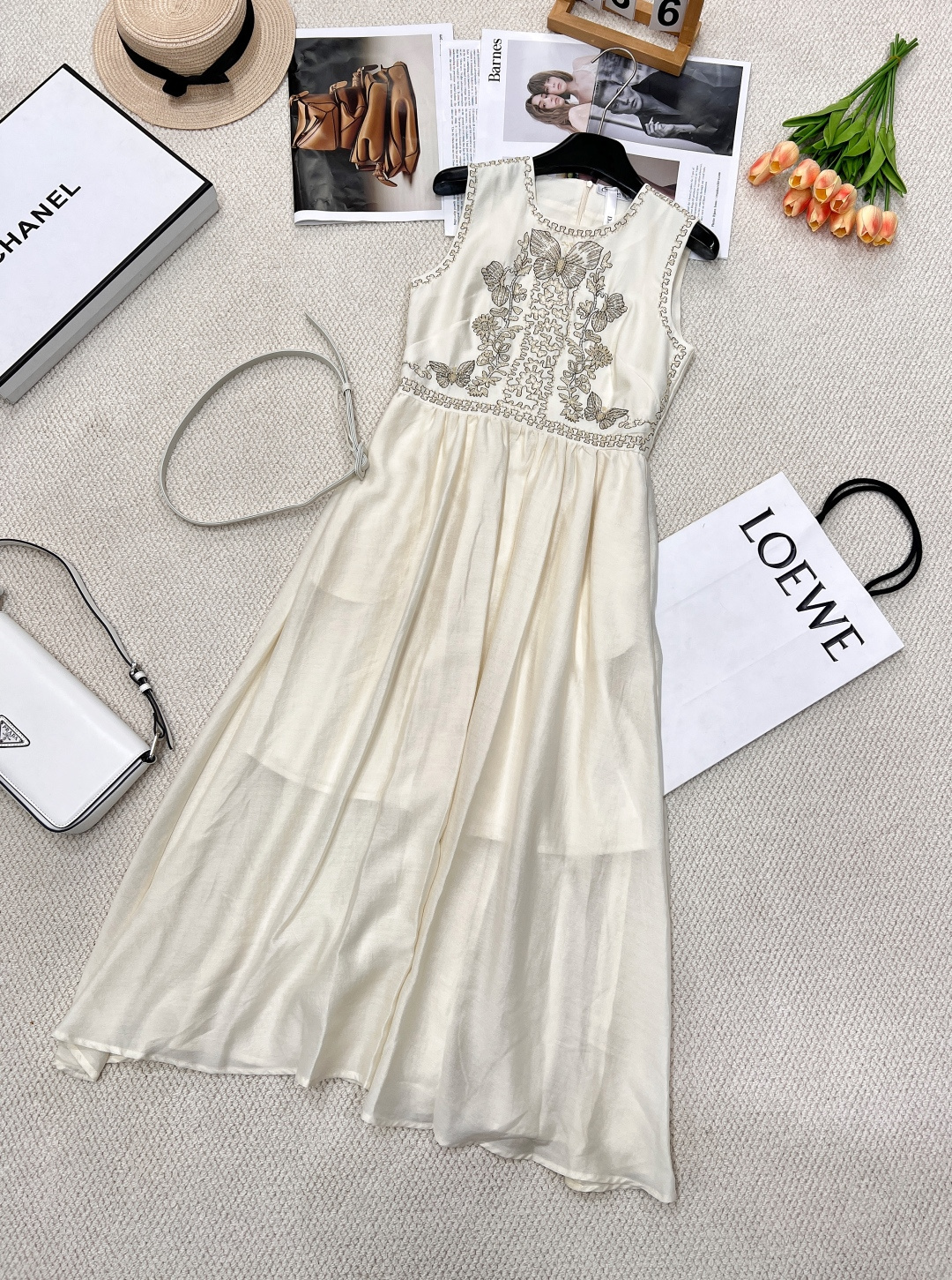 NO:323675,Dior high-end long sleeveless dress, heavy hook and beading craftsmanship, obviously the same style!  Custom fabrics. Encountering elegant, Dior style dress, with pure beige as the background color, as soft as spring morning light. The sleeveless design and smooth skirt body show neatness and elegance. Dior's iconic belt embroidered in it, cleverly outlining the slender waistline. The exquisite butterfly embroidery on the chest seems to flap your wings and fly at any time, and it complements the surrounding patterns, gorgeous but not without loss of flexibility. Wear it, exudes unique charm in your steps, and interprets exclusive elegant style. Three-standard large-scale products are available in size sml code, dior, dior, skirts, alexander wang19860909Dior高定长款无袖连衣裙,重磅钩花串珠工艺、明显同款！定制的面料.邂逅优雅,迪奥风情这款连衣裙,以纯净米白为底色,如春日晨光般柔和.无袖设计搭配流畅裙身,尽显利落大方.迪奥标志性腰带点缀其间,巧妙勾勒纤细腰线 .胸前精致蝴蝶刺绣,似随时振翅欲飞,与周边花纹交相辉映,华丽而不失灵动.穿上它,于步履间散发独特魅力,演绎专属优雅格调.三标齐全大货出 尺码sml 编码,,dior,dior,skirts,alexander wang,Women's clothing