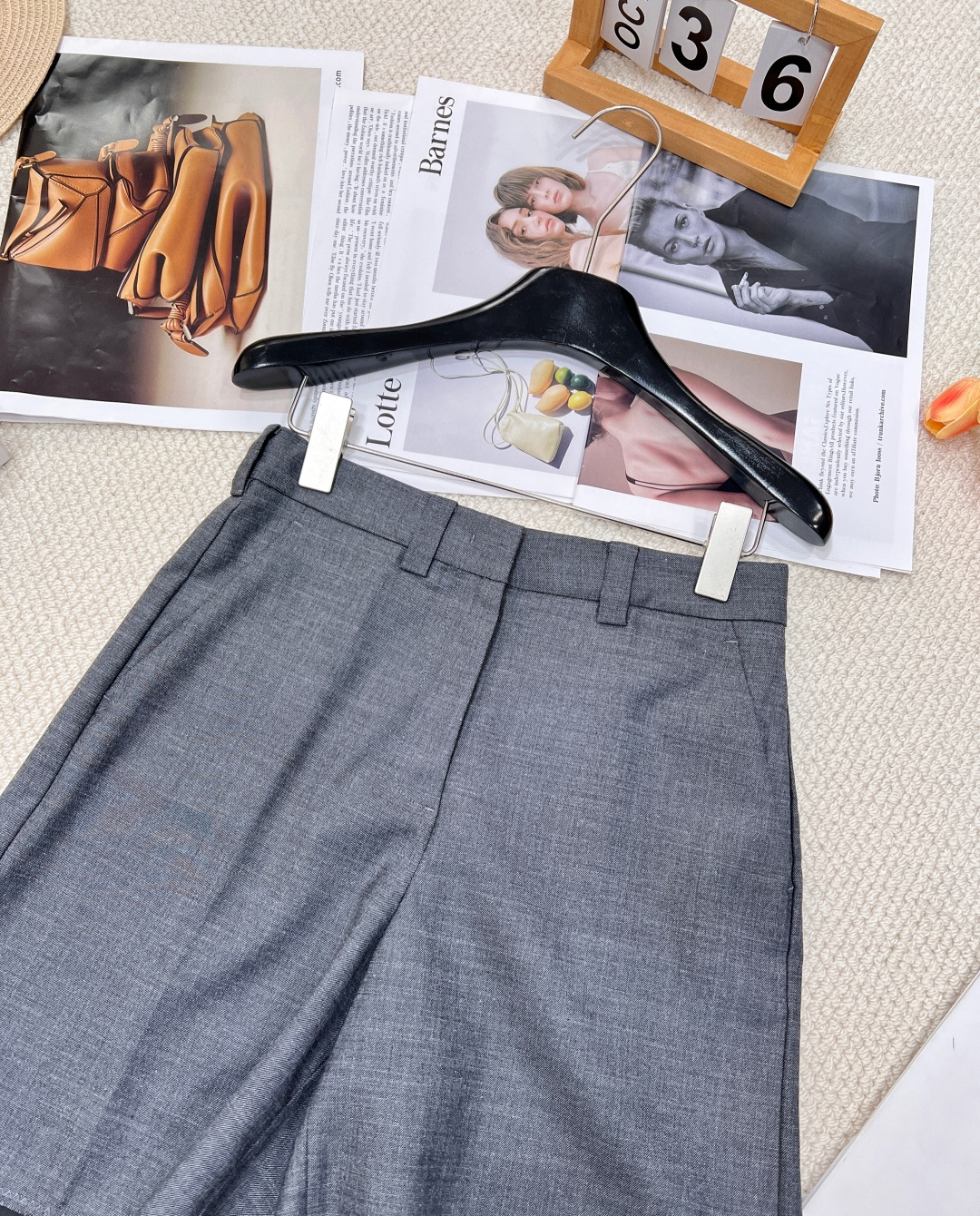 🆕 MIUMIU 字母logo贴片刺绣双口袋五分西裤妥妥的减龄范 魔法学院风 单穿或者搭配T恤衬衫穿都好