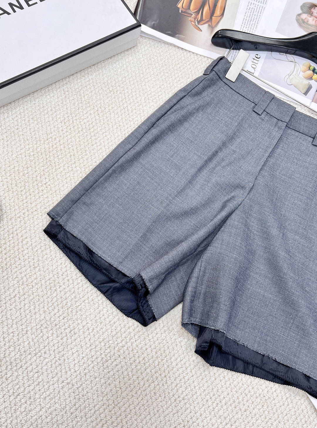 🆕 MIUMIU 字母logo贴片刺绣双口袋五分西裤妥妥的减龄范 魔法学院风 单穿或者搭配T恤衬衫穿都好