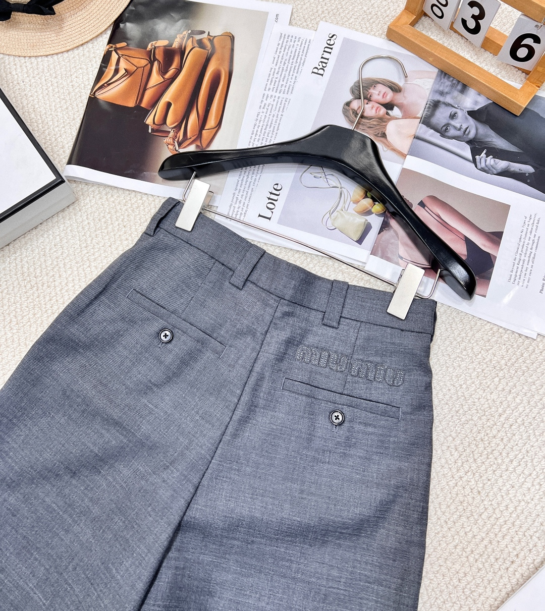 🆕 MIUMIU 字母logo贴片刺绣双口袋五分西裤妥妥的减龄范 魔法学院风 单穿或者搭配T恤衬衫穿都好