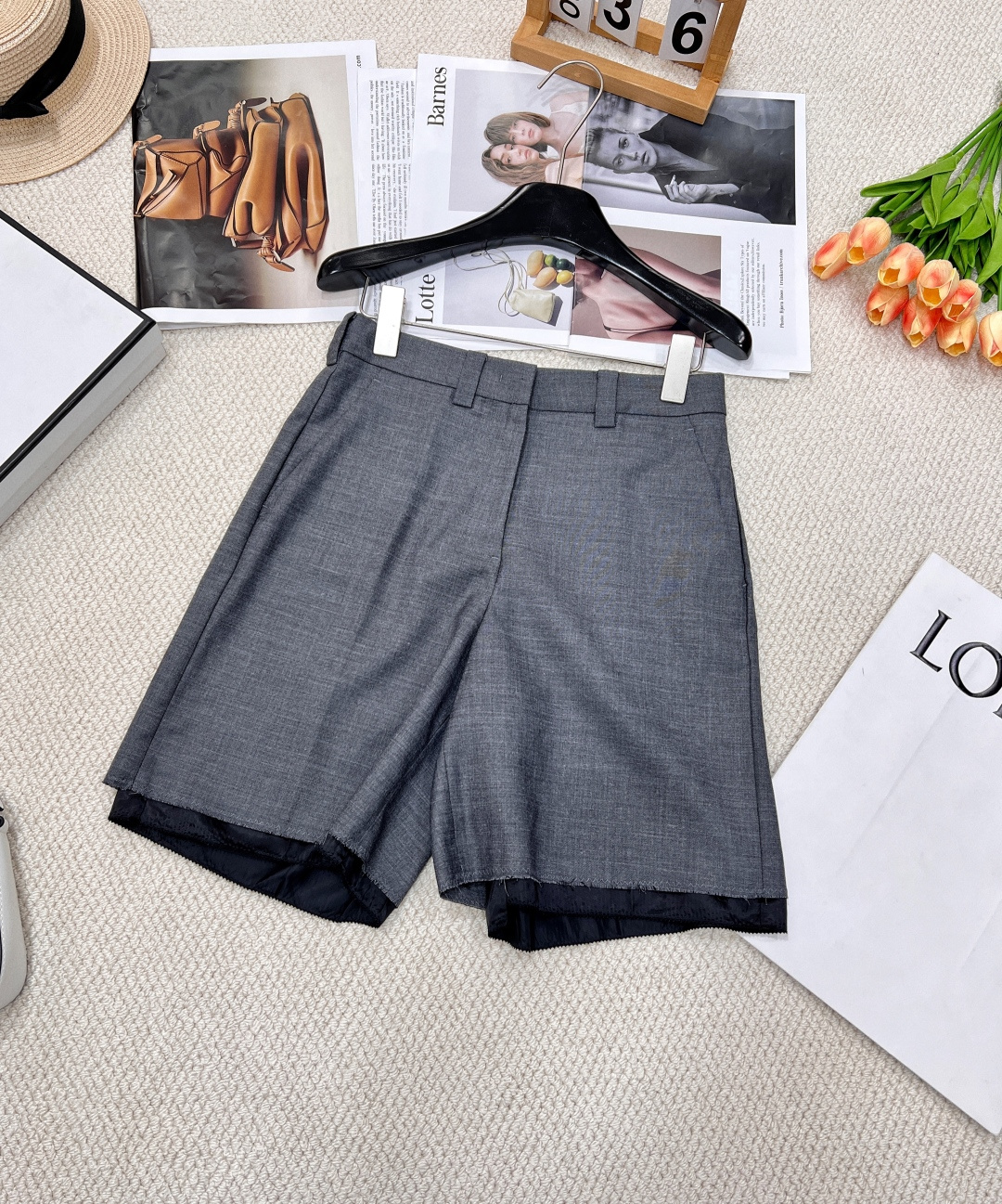 NO:323683,MIUMIU letter logo patch embroidered double pocket five-point trousers, a perfect age-reducing style, magic school style, looks good when worn alone or with a T-shirt and shirt, full of fashion sense, the hem splicing pleats are more flexible and energetic, and a unique sense of fashion. The overall upper body feels so energetic, and the 