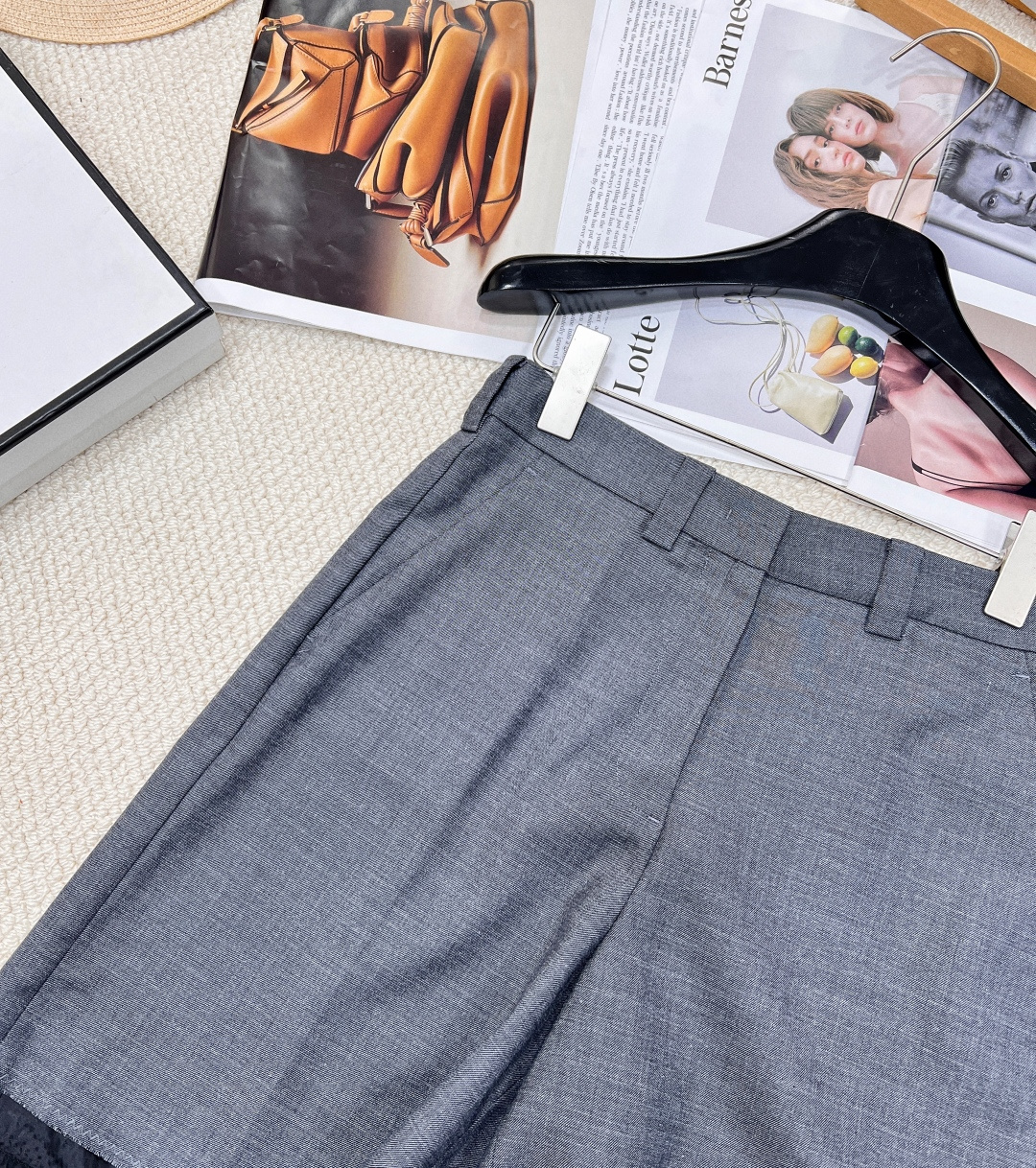 🆕 MIUMIU 字母logo贴片刺绣双口袋五分西裤妥妥的减龄范 魔法学院风 单穿或者搭配T恤衬衫穿都好