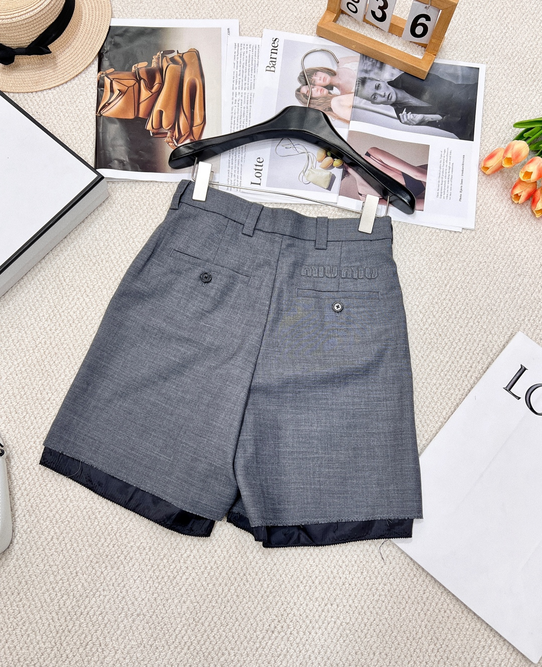 🆕 MIUMIU 字母logo贴片刺绣双口袋五分西裤妥妥的减龄范 魔法学院风 单穿或者搭配T恤衬衫穿都好