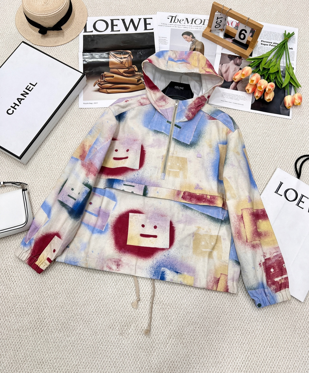 NO:323687,ACNE STUDIO Colorful Smiley Squirt Printed Jacket Half Zipper Jacket Zipper Hooded Style, which can be used for any occasion. The original perfect custom product. Simple Jacket Jacket is free to match to better deal with different weather. The smiley face logo expression on the chest and the loose style, but it is really a glance of love patterns, colors and smiley faces are too healing!  It's lazy and stylish, very casual and relaxing, and street photography is very good!  Natural and comfortable loose fit, slimming and hooded design, lively and casual, this color fried chicken is special!  It is hard to encounter, innocent and good things, fashionable and immediately UP! This semi-zippered plaid   hooded design is very fashionable, it can not only concave the shape, but also the classic smiling face logo is particularly recognizable. It is visually stylish, slim, soft and cool. The relaxed outfit is really beautiful!  Men and women Size sml code, acne studios,dior,jackets & coats,jackets & coats,hats,alexander wang19860909ACNE STUDIO 炫彩笑脸喷绘印花冲锋衣半拉链夹克外套 拉链连帽款式,可以驾驭任何场合,原版完美定制产物,简约冲锋衣外套随意搭配穿搭,更好应对不同的天气,胸前笑脸Logo表情,宽松版型,但真的一眼爱的图案,颜色和笑脸都太治愈了！ 慵懒有范儿,很休闲松弛感,街拍都很出片的！自然舒适的宽松版型,遮肉显瘦连帽的设计活力休闲,这个色炒鸡特别！很难遇到,纯真的好东西,时髦感立马UP! 这个半拉链开襟 连帽设计洋气感简直十足,既能凹造型,经典笑脸标特别有辨识度视觉上有型显瘦可柔可飒,松弛感穿搭真的谁穿谁美！男女同款 尺码sml 编码,,acne studios,dior,jackets & coats,jackets & coats,hats,alexander wang,Women's clothing