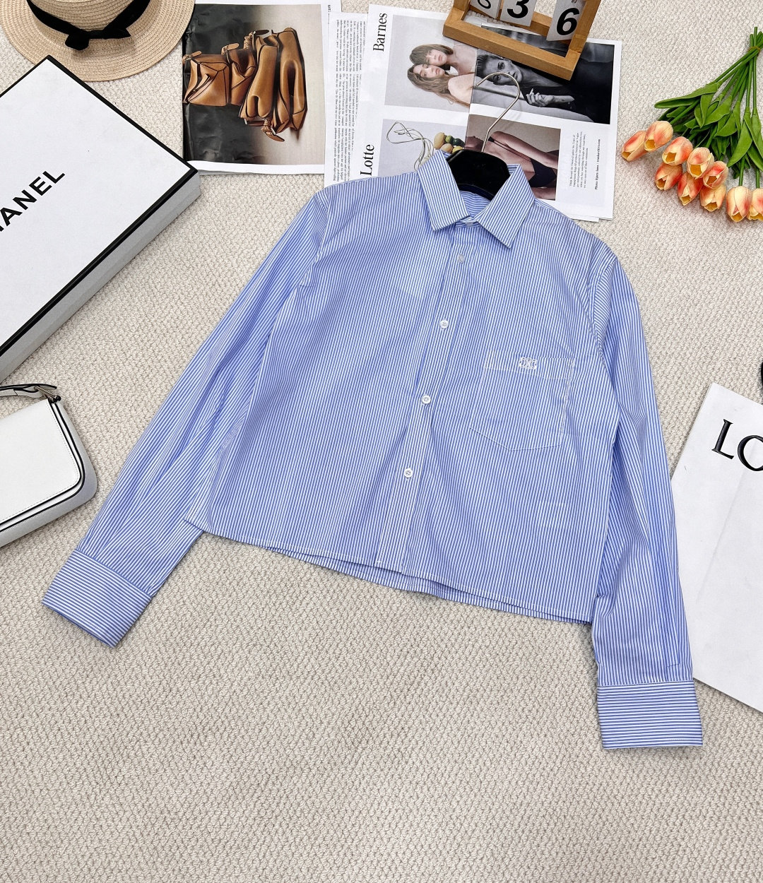 NO:323674,Celine's classic pinstripe Arc de Triomphe embroidered shirt. The C family's single items are very basic and versatile but exquisite. This season's long-sleeved striped shirt can be worn alone or as a cardigan coat. It is casual, simple and textured~ It is made of pure cotton fabric, which feels comfortable to touch, skin-friendly and breathable, and will not feel any stuffy at all!  The fitted style can well modify the body lines, the upper body is elegant and generous and enhance the temperament. It can be easily held in both trousers and skirts. It is a fashionable thing that no one can refuse~ Size sml code, celine, chanel, skirts, shirts, alexander wang19860909Celine经典款细条纹凯旋门刺绣衬衫 C家的单品单拿出来都是非常基础百搭但又不失精致的款,这季长袖条纹衬衫可以单穿又可以当小开衫外衣 休闲简约又有质感～ 采用纯棉面料材质,手感舒适上身亲肤透气,丝毫不会有任何闷热感！ 合身的版型能很好的修饰身材线条,上身优雅大方又抬升气质,无论是裤装还是裙装都能轻松hold住,是任何人都无法拒绝的时髦～ 尺码sml 编码,,celine,chanel,skirts,shirts,alexander wang,Women's clothing