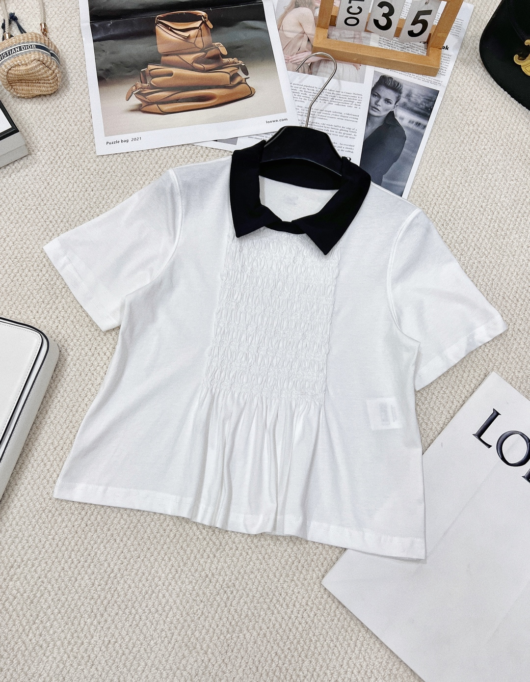 NO:323676,Chanel's new pleated embroidered Polo collar short-sleeved top, customized YB twill cotton material, perfectly restored YB, breathable and comfortable, lace collar Polo top cut, collar collar collar collar collar collar colliding, rich layers, matched with chest embroidered pleated double C design, make the overall style look more obedient and sweet, low-level slit treatment on the waist, embellished with double C webbing, increasing fashion sense, brand tone suddenly appears, versatile and two colors do not pick the age-rewarding skin tone, matched with skirts and pants, can be used to all age-reducing fashionable retro styles, customized surface accessories, accurate version, three standards for large products!  Two colors size sml code, chanel, skirts, T-shirt, alexander wang19860909Chanel新款褶皱刺绣Polo领短袖上衣,定制YB斜纹全棉材质 完美还原YB 透气舒适 花边领Polo上衣裁剪 领边与大身形成色彩碰撞 丰富层次 搭配胸前刺绣褶皱双C设计 让整体格调更显乖巧甜美 腰侧作低位开衩处理 以双C织带点缀 增加时尚感 品牌调性骤显 百搭两色不挑年龄肤色 搭配裙装裤装 适配减龄时髦复古风格均可驾驭 定制面辅料 认准版本大货三标齐全！两色出 尺码sml 编码,,chanel,skirts,T-shirt,alexander wang,Women's clothing