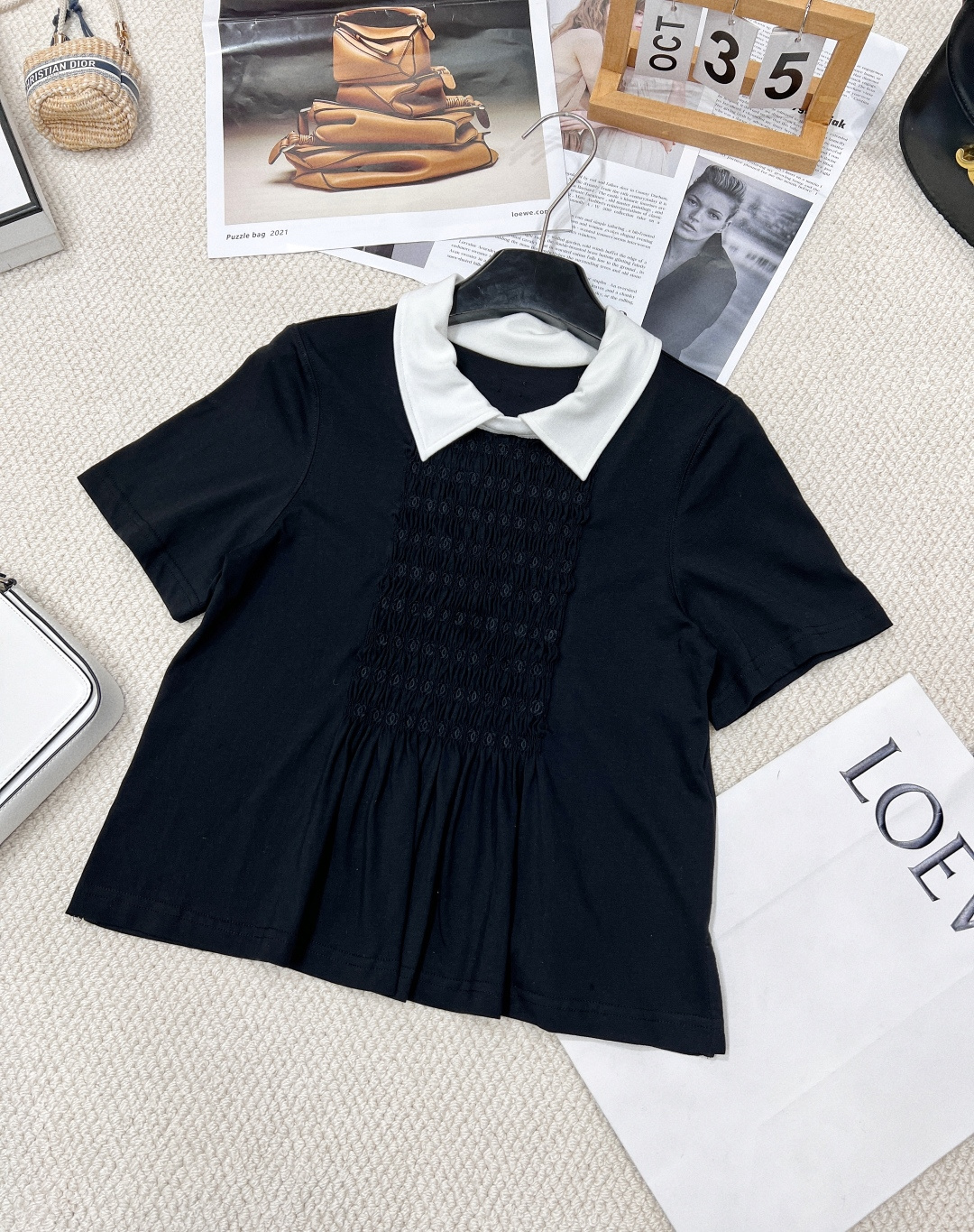 NO:323680,Chanel's new pleated embroidered Polo collar short-sleeved top, customized YB twill cotton material, perfectly restored YB, breathable and comfortable, lace collar Polo top cut, collar collar collar collar collar collar colliding, rich layers, matched with chest embroidered pleated double C design, make the overall style look more obedient and sweet, low-level slit treatment on the waist, embellished with double C webbing, increasing fashion sense, brand tone suddenly appears, versatile and two colors do not pick the age-rewarding skin tone, matched with skirts and pants, can be used to all age-reducing fashionable retro styles, customized surface accessories, accurate version, three standards for large products!  Two colors size sml code, chanel, skirts, T-shirt, alexander wang19860909Chanel新款褶皱刺绣Polo领短袖上衣,定制YB斜纹全棉材质 完美还原YB 透气舒适 花边领Polo上衣裁剪 领边与大身形成色彩碰撞 丰富层次 搭配胸前刺绣褶皱双C设计 让整体格调更显乖巧甜美 腰侧作低位开衩处理 以双C织带点缀 增加时尚感 品牌调性骤显 百搭两色不挑年龄肤色 搭配裙装裤装 适配减龄时髦复古风格均可驾驭 定制面辅料 认准版本大货三标齐全！两色出 尺码sml 编码,,chanel,skirts,T-shirt,alexander wang,Women's clothing