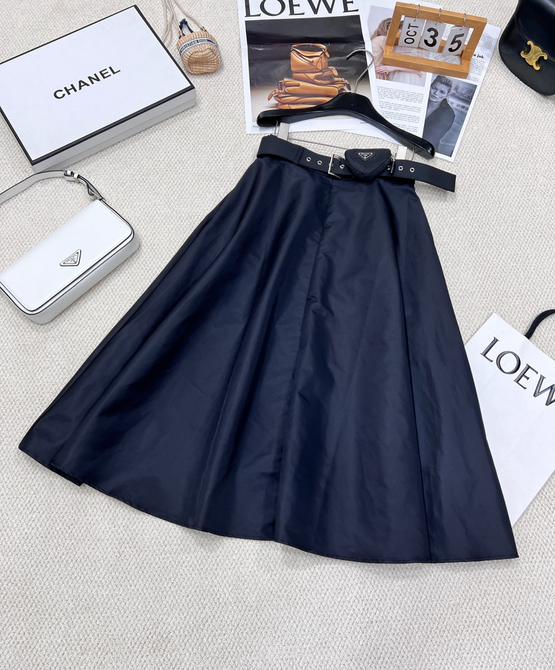 NO:323684,PRADA's new triangle bag belt skirt, different from the previous nylon material, this fabric requires special craftsmanship to achieve a standing effect, not soft nylon, the oversized skirt hem achieves the effect of an umbrella skirt, and it also shows the body waist proportions. The high-waisted A-line skirt hem is super slim! Customized triangle small bag belt, the iconic enamel triangle micro-label embellishment just right, the high-waisted A-line skirt hem is absolutely the first to wear, the three-mark complete large-scale products are available SML code, Prada, skirts, alexander wang19860909PRADA新款三角包腰带半身裙 ,区别之前尼龙材质,这款面料是需要特殊工艺处理定型,才能达到立挺效果,不是软趴趴的尼龙,超大裙摆达成伞裙效果,还很显身材腰头比例,高腰a字大裙摆 版型超显瘦!定制三角小包包腰带,标志性珐琅彩三角形微标点缀的刚刚好,高腰a字大裙摆实穿性绝对第一,三标齐全大货出 尺码sml 编码,,prada,skirts,alexander wang,Women's clothing