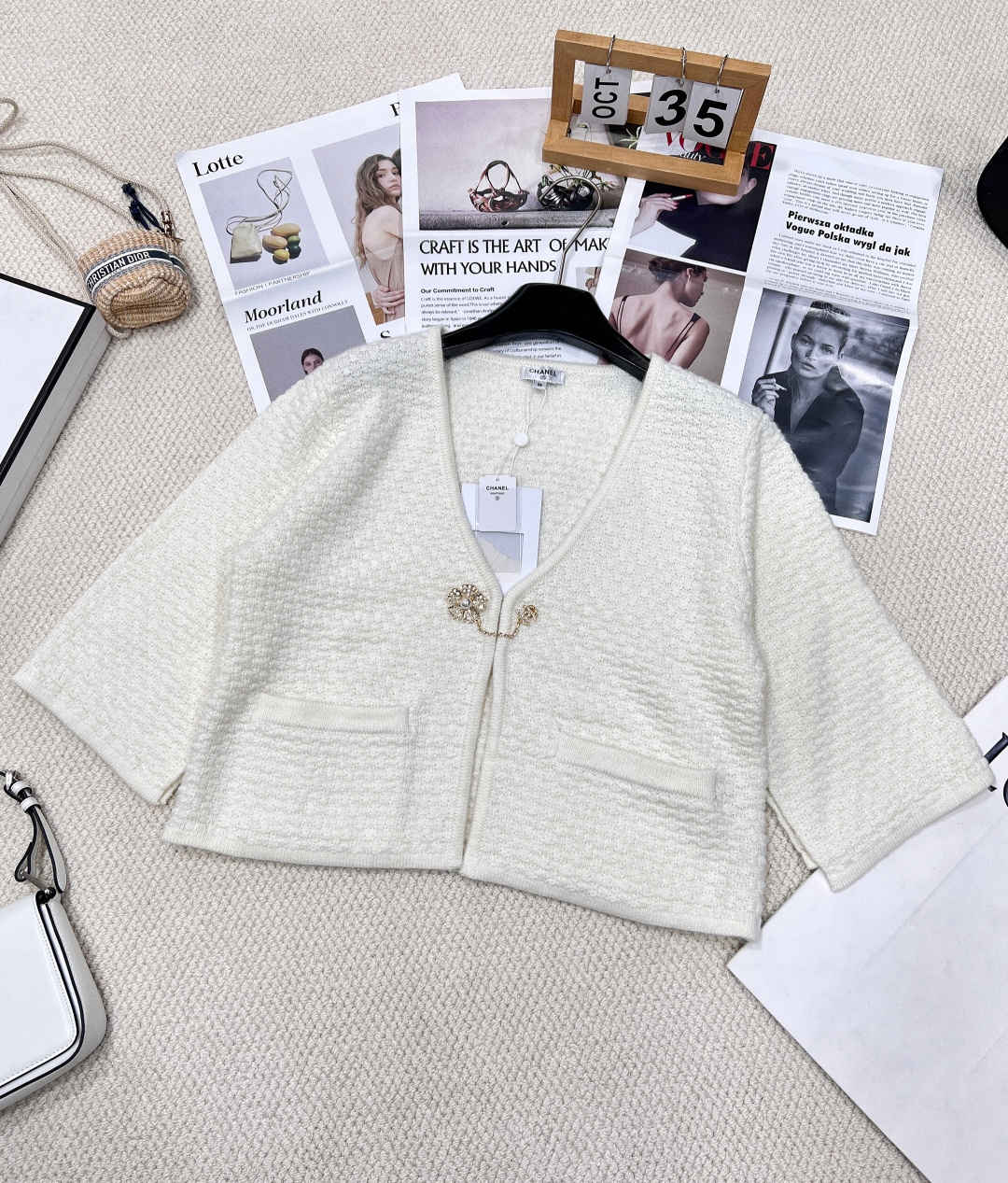 NO:323688,Chanel's new slit lotus leaf sleeve knit cardigan, custom YB wool cashmere woven soft and comfortable, fashionable and slim. Single-plate chain cardigan cut can be used as a coat. The front shoulder contour outlines the shoulder neck line. The whole body is based on waffle pattern texture. The rhinestone double C buttons are exquisite and full of full score. Rich and fashionable matching. It shines with the refraction of light. The hem of the lotus leaf sleeve is slit and gorgeous. It floats and shows a romantic and gorgeous style. Careful details. The random matching is loose and fashionable. Full of temperament. Customized surface accessories. The high version. Three standards are complete and two colors. Size sml code., chanel, jackets & coats, alexander wang.19860909Chanel新款开衩荷叶袖针织开衫,定制YB羊毛线羊绒织造 柔软舒适 洋气显瘦 单襟链条开衫剪裁 可作外套叠穿 正肩轮廓勾勒肩颈线条 通体以华夫纹肌理作基础 水钻双C扣精致满分 丰富时尚搭配度 随着光线折射十足闪耀 荷叶袖下摆开叉设计 飘荡起来展现浪漫华丽风格 小心机细节处理 随意搭配都松弛时髦 气质十足 定制面辅料 认准版本 高版本 三标齐全两色出 尺码sml 编码,,chanel,jackets & coats,alexander wang,Women's clothing