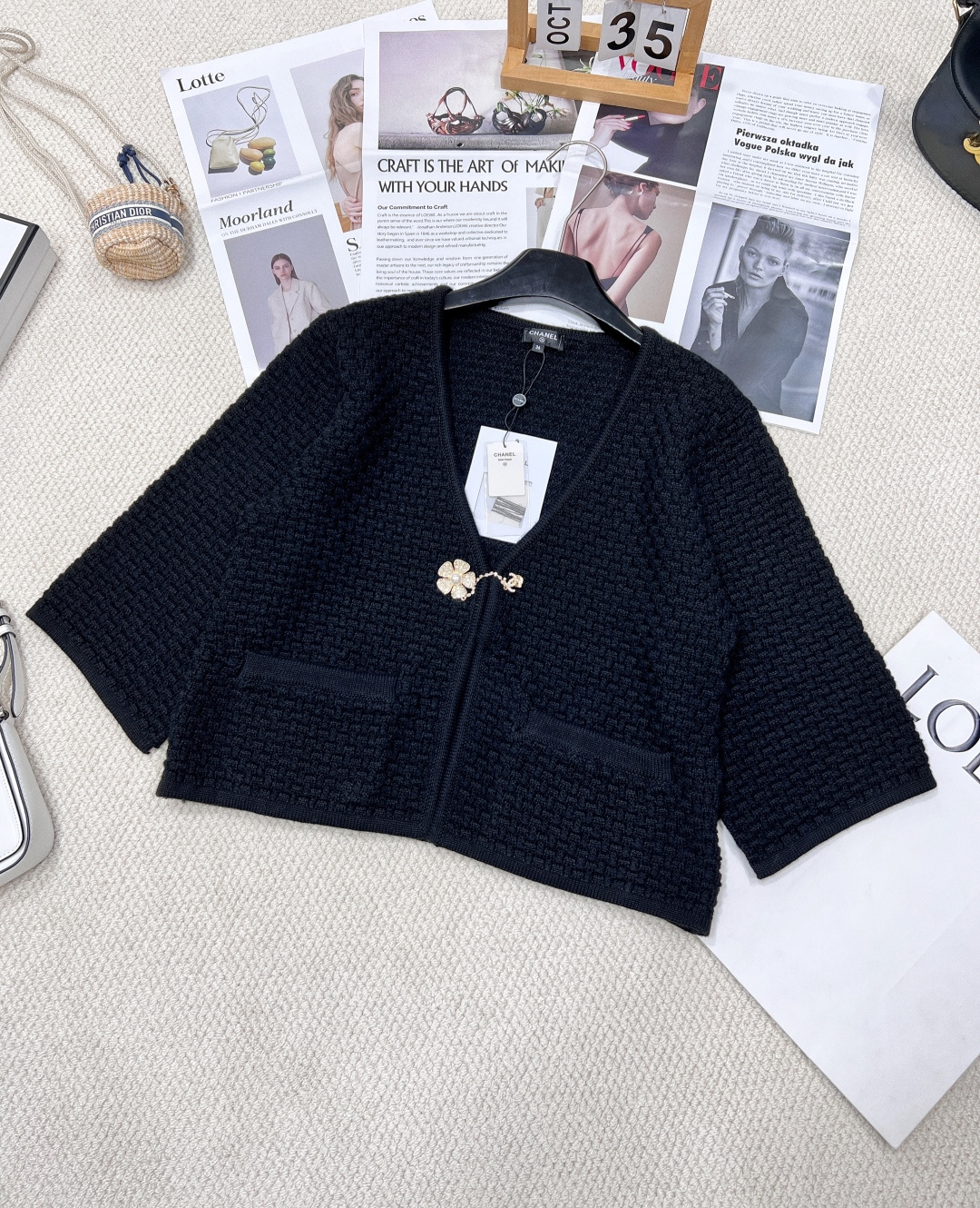 NO:323692,Chanel's new slit lotus leaf sleeve knit cardigan, custom YB wool cashmere woven soft and comfortable, fashionable and slim. Single-plate chain cardigan cut can be used as a coat. The front shoulder contour outlines the shoulder neck line. The whole body is based on waffle pattern texture. The rhinestone double C buttons are exquisite and full of full score. Rich and fashionable matching. It shines with the refraction of light. The hem of the lotus leaf sleeve is slit and gorgeous. It floats and shows a romantic and gorgeous style. Careful details. The random matching is loose and fashionable. Full of temperament. Customized surface accessories. The high version. Three standards are complete and two colors. Size sml. Combined, chanel, jackets & coats, alexander wang.19860909Chanel新款开衩荷叶袖针织开衫,定制YB羊毛线羊绒织造 柔软舒适 洋气显瘦 单襟链条开衫剪裁 可作外套叠穿 正肩轮廓勾勒肩颈线条 通体以华夫纹肌理作基础 水钻双C扣精致满分 丰富时尚搭配度 随着光线折射十足闪耀 荷叶袖下摆开叉设计 飘荡起来展现浪漫华丽风格 小心机细节处理 随意搭配都松弛时髦 气质十足 定制面辅料 认准版本 高版本 三标齐全两色出 尺码sml 编,,chanel,jackets & coats,alexander wang,Women's clothing