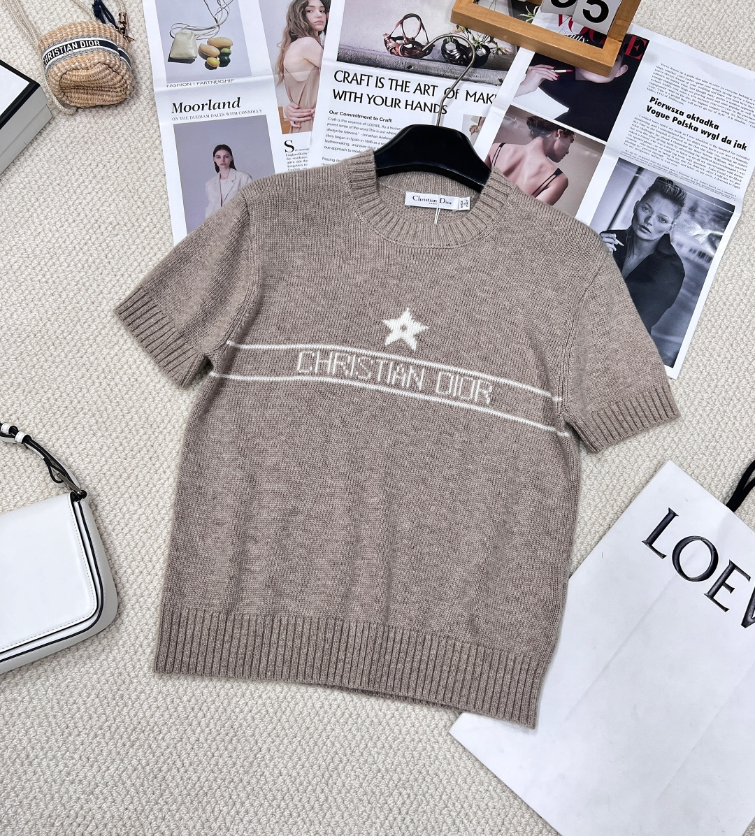 NO:323710,Dior's new Star Letter Jacquard Knitted Short Sleeve, Customized YB cashmere yarn woven, high-quality texture, comfortable and soft, round neck short-sleeved top, compact knitted to help you warm the transition into spring, threaded edges on the neckline cuffs echo the hem, five-pointed star cross-bar striped letter decoration on the chest, showing the brand tone, regular tailoring, hide the flesh and make it look tender, daily age reduction in spring and summer, customized face accessories, complete three standards!  Two colors size sml code, dior, T-shirt, alexander wang19860909Dior新款星星字母提花针织短袖,定制YB羊绒纱线织造 质感高级 舒适柔软 圆领短袖上衣剪裁 密实针织助你温暖过渡入春 领口袖口螺纹包边与衣摆相呼应 胸前五角星横杠条纹字母装饰 彰显品牌调性 常规剪裁 藏肉显嫩 春夏日常减龄 定制面辅料 三标齐全！两色出 尺码sml 编码,,dior,T-shirt,alexander wang,Women's clothing
