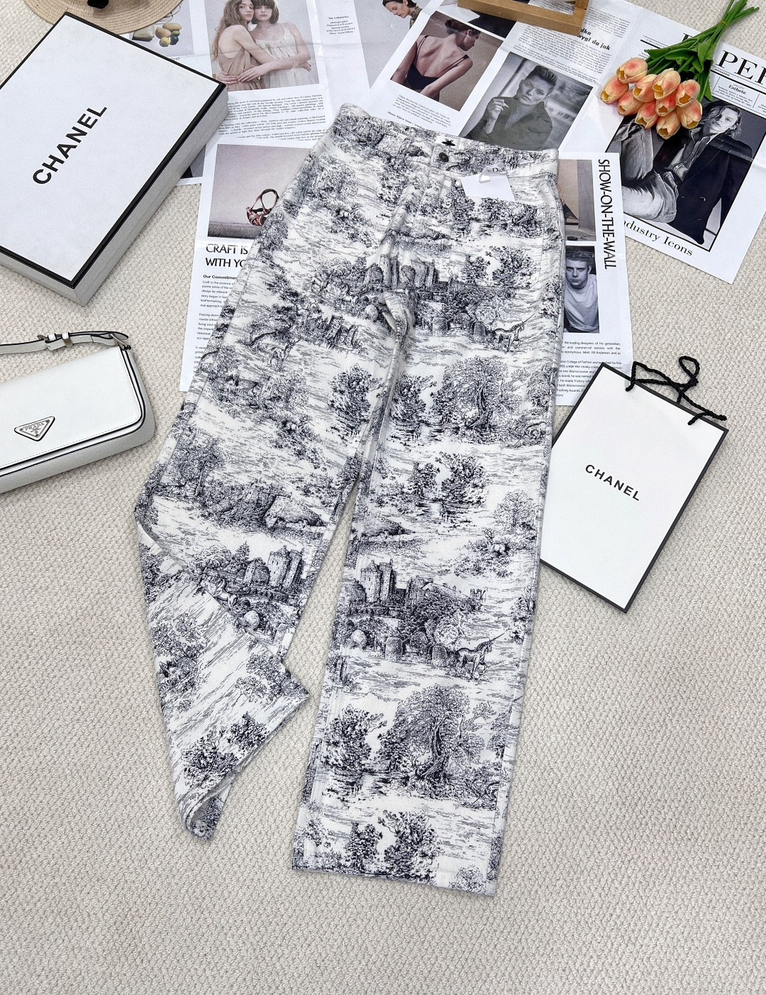 NO:324282,DIOR2025 early spring new product heavy industry ink painting light-colored jeans, selected cotton fabrics, finished fabrics are clear patterns, retro style, light and soft feel, and good comfort!  The upper body is swaying and stylish. The ink painting craftsmanship creates personalized elements, and the craftsmanship presents the rebellious fashion printing craftsmanship!  Vivid and cute!  The matching attribute is very high, basically unlimited!  It can be easily held in a vest or t!  Large-scale size sml code, dior, jeans, alexander wang19860909DIOR2025早春新品重工水墨画浅色牛仔裤,精选棉面料,成品面料纹路清晰,风格复古,手感手感轻滑柔软,舒适度佳！上身垂顺有型.水墨画工艺打造个性元素,匠心呈现叛逆时装印花工艺！生动可爱！搭配属性很高,基本是无限制！背心或是t,它都能轻松hold住！大货出 尺码sml 编码,,dior,jeans,alexander wang,Women's clothing