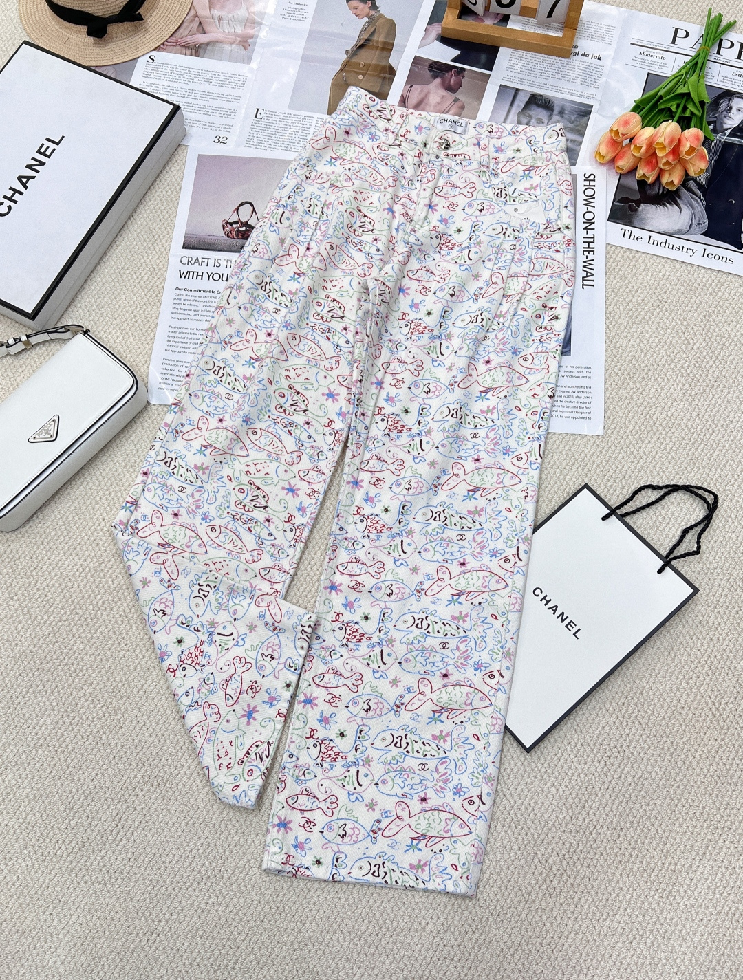 NO:323690,CHANEL2025ss Spring and Summer New CH Xiaoxiang Style Annual Tile Show Style, Xiaoyu Color Printed Wide-Level Straight Jeans, made of pure cotton fabric, the upper body is comfortable and versatile, and the simple one will not look monotonous and boring. It can be paired with short sleeves and suspenders, and the upper body is huge and slim and long legs. The design feels full, and there is no element that girls can refuse, and it is super eye-catching when paired with any single item! The high-end version has a double C logo with three standards, and it is complete and large-scale products. Size sml code, chanel, jeans, T-shirt, alexander wang19860909CHANEL2025ss春夏新款CH小香风年度T台秀场款,小鱼彩色印花阔腿直筒牛仔裤 采用纯棉面料,上身舒适百搭,简单的也不会显得单调乏味,上面搭配短袖、吊带都可以,上身巨显瘦,显腿长.设计感拉满,没有女生可以拒绝的元素,搭配任何单品都超级抢眼! 高版本有双C logo三标齐全大货出 尺码sml 编码,,chanel,jeans,T-shirt,alexander wang,Women's clothing