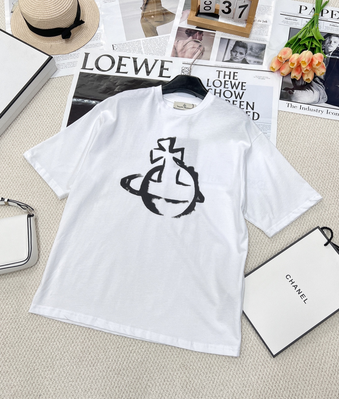 NO:323708,Queen Mother of the Cities vivi hand-painted Saturn round neck short sleeves. The style is a regular silhouette, which can accommodate all kinds of figures and is not picky, and it shows the figure very well, especially girls. With the big Saturn printed pattern on the chest, the non-glue-spoken art, it comes with a retro feel, which is very high-end. The printing process uses the base color screen printing, and it is printed 4 times in total, and it is dry and printed again. It is very time-consuming, complicated process, and the printed one is not so rigid. It is not a large piece covered, it has a layered and halo effect. This is the details that high-end products should have. The collar uses a custom threaded collar process, and it is worn for a long time. Whoever wears it is a beautiful lady with a sense of atmosphere~ No matter how you match it, you will not make any mistakes. It is easy to wear it to create a simple and not simple fashionable feeling. The same style for men and women!  Size sml code, T-shirt,alexander wang19860909西太后 vivi手绘土星圆领短袖 版型是常规廓形,可容纳各种身材不挑人,非常显示身材,尤其是妹子 配上胸前的大土星印花图案 无胶感带点泼墨艺术,自带一种复古的feel,很上档次 印花工艺采用打底色丝网印花,共刷印4次,一遍干透再印一次,非常耗时、复杂工序、印出来的不会那么死板,不是涂满的一大片,非常具有层次感与光晕效果,这才是高端货该有的细节做工非常精良感 衣领采用定制螺纹领工艺,久穿. 谁穿谁是氛围感大美女～不管怎么搭都不会出错,轻松穿出简约不简单的时髦感.男女同款！ 尺码sml 编码,,T-shirt,alexander wang,Women's clothing