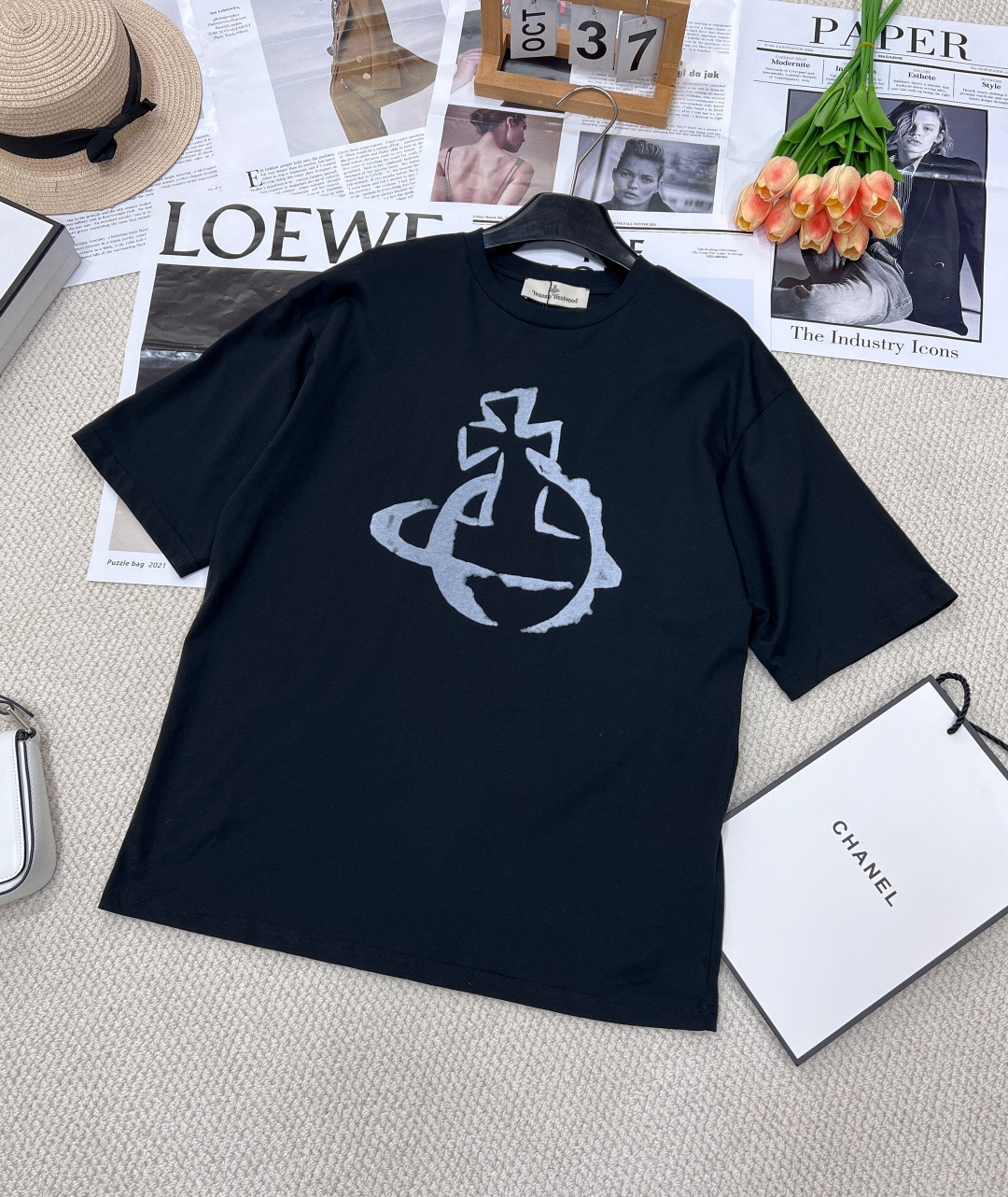 NO:323714,Queen Mother of the Cities vivi hand-painted Saturn round neck short sleeves. The style is a regular silhouette, which can accommodate all kinds of figures and is not picky, and it shows the figure very well, especially girls. With the big Saturn printed pattern on the chest, the non-glue-spoken art, it comes with a retro feel, which is very high-end. The printing process uses the base color screen printing, and it is printed 4 times in total, and it is dry and printed again. It is very time-consuming, complicated process, and the printed one is not so rigid. It is not a large piece covered, it has a layered and halo effect. This is the details that high-end products should have. The collar uses a custom threaded collar process, and it is worn for a long time. Whoever wears it is a beautiful lady with a sense of atmosphere~ No matter how you match it, you will not make any mistakes. It is easy to wear it to create a simple and not simple fashionable feeling. The same style for men and women!  Size sml code, T-shirt,alexander wang19860909西太后 vivi手绘土星圆领短袖 版型是常规廓形,可容纳各种身材不挑人,非常显示身材,尤其是妹子 配上胸前的大土星印花图案 无胶感带点泼墨艺术,自带一种复古的feel,很上档次 印花工艺采用打底色丝网印花,共刷印4次,一遍干透再印一次,非常耗时、复杂工序、印出来的不会那么死板,不是涂满的一大片,非常具有层次感与光晕效果,这才是高端货该有的细节做工非常精良感 衣领采用定制螺纹领工艺,久穿. 谁穿谁是氛围感大美女～不管怎么搭都不会出错,轻松穿出简约不简单的时髦感.男女同款！ 尺码sml 编码,,T-shirt,alexander wang,Women's clothing