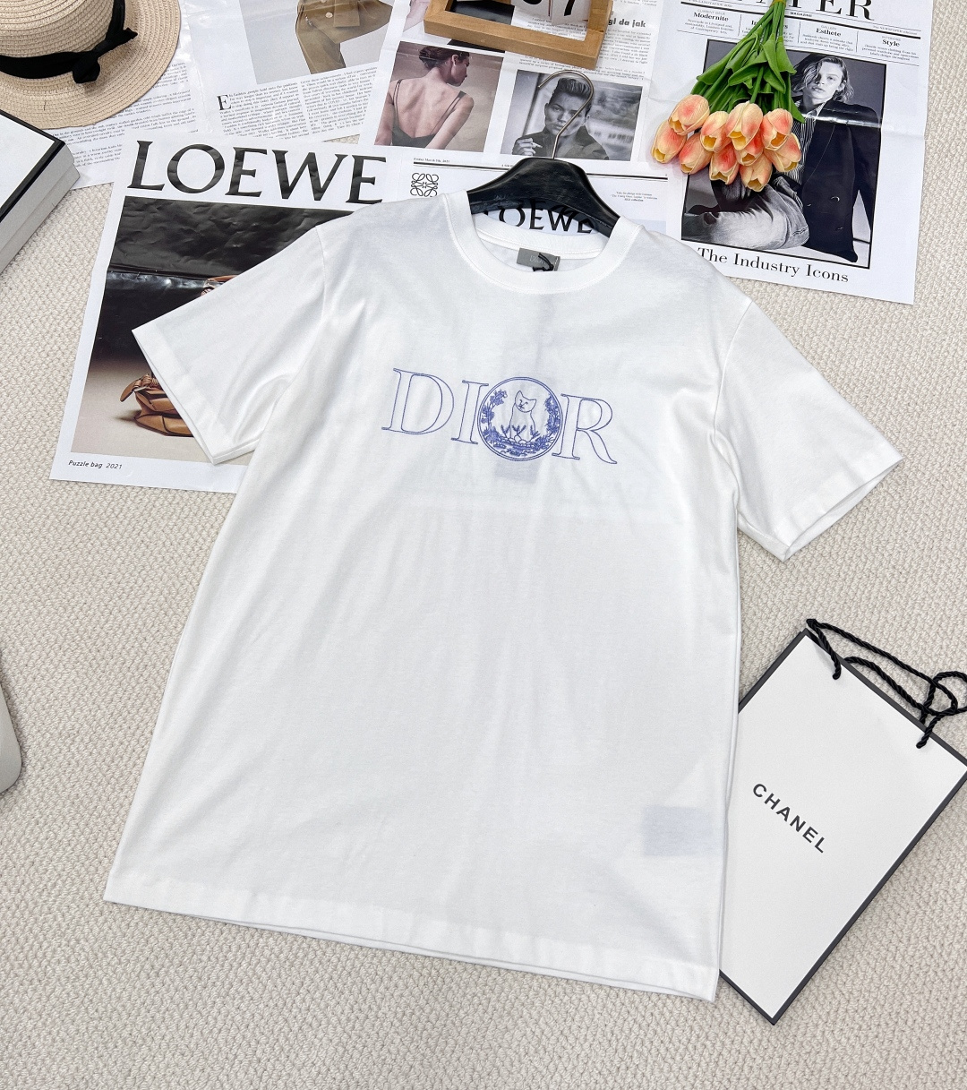 NO:323691,DIOR 25Ss Co-branded Kitten Embroidered Short Sleeve T-shirt CD summer25 is so brilliant this season. This T-shirt displays the logo from this season's DI0R AND HYLTON NEL co-branded series. It is carefully crafted from cotton jersey fabrics, with classic silhouettes and ribbed round necks, and embroidered on the chest to enhance the style. Casual tailoring, can be matched with sports trousers or jeans. The fabric is imported cotton. The new season's CD short-sleeved items are mainly made of long leash cotton. Imported pure cotton should be slightly thicker than ordinary cotton. It is delicate and soft and very comfortable!  The chest is full of three-dimensional embroidery, ten thousand needles encrypted embroidery, the clarity and three-dimensional sense are super strong and full of heavy industry exquisiteness. Its exquisite embroidery effect and rich color expression make the work more vivid, three-dimensional and artistic. Especially when expressing delicate patterns, the best visual effect is achieved. A must-have item for fashionable unlocks all outfits!  I don't love it too much. Size xssml. Edit, Dior, jeans, T-shirt, tees, t-shirt, alexander wang19860909DIOR 25Ss 联名小猫刺绣短袖T恤 CD summer25这一季太出彩了 这款T 恤展示来自本季 DI0R AND HYLTON NEL 联名系列的标志.采用棉质平纹针织面料精心制作,经典廓形搭配罗纹圆领,胸前饰以刺绣提升格调.休闲剪裁,可搭配运动长裤或牛仔裤. 面料采用进口棉 新一季CD短袖的单品 主要以长绒棉为主 进口纯棉材质 要略厚于普通棉质 细腻柔软 很是舒服！ 胸前百灵机立体绣花 万针加密刺绣 清晰度和立体感都超强满满的重工精致感 其精致的刺绣效果和丰富的色彩表现力,使得作品更加生动、立体且具有艺术感.特别是在表现细腻的图案时,达到最佳的视觉效果. 时髦精必备单品解锁所有穿搭！简直不要太爱 尺码xssml 编,,dior,jeans,T-shirt,tees，t-shirt,alexander wang,Women's clothing