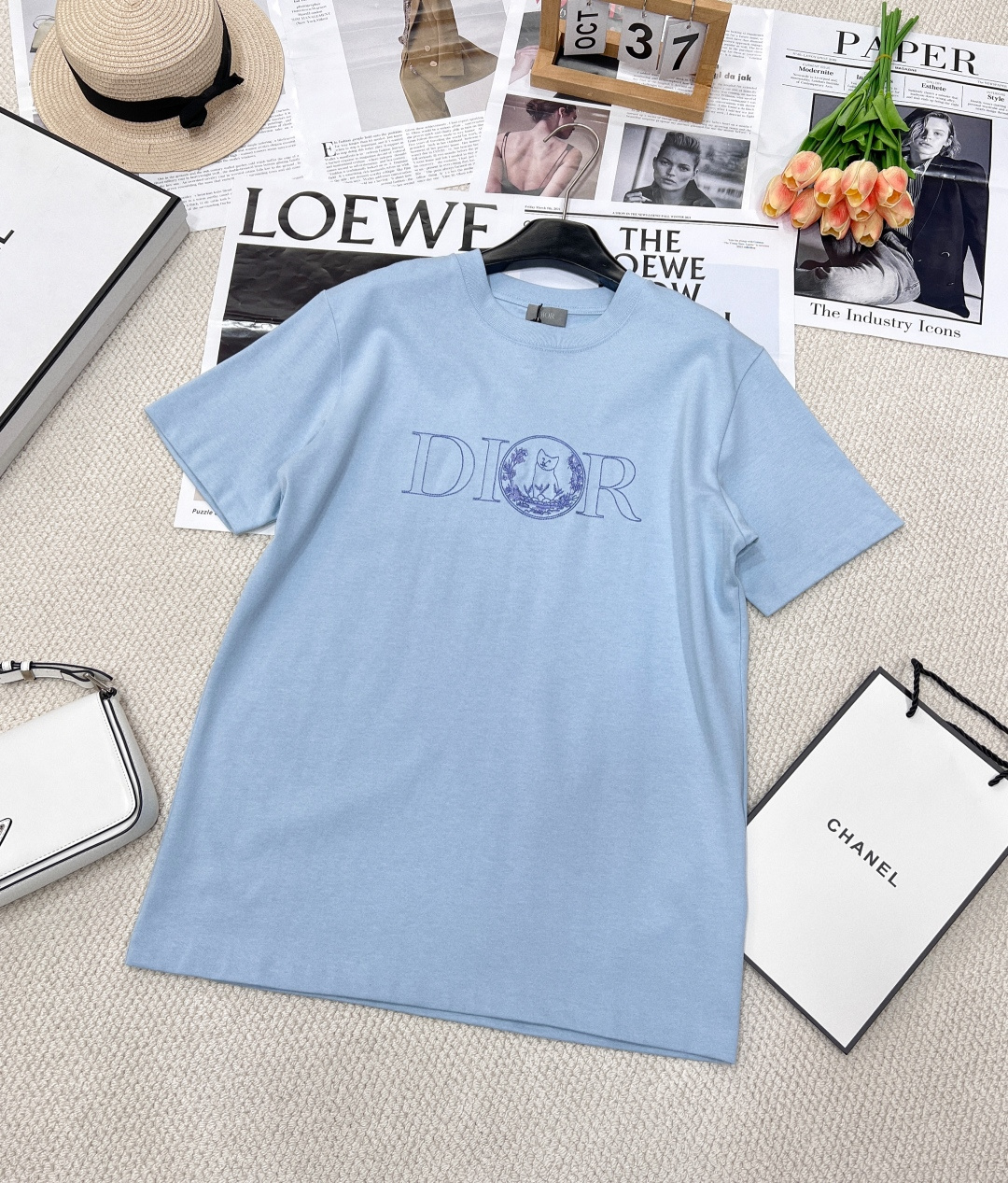 NO:323697,DIOR 25Ss Co-branded Kitten Embroidered Short Sleeve T-shirt CD summer25 is so brilliant this season. This T-shirt displays the logo from this season's DI0R AND HYLTON NEL co-branded series. It is carefully crafted from cotton jersey fabrics, with classic silhouettes and ribbed round necks, and embroidered on the chest to enhance the style. Casual tailoring, can be matched with sports trousers or jeans. The fabric is imported cotton. The new season's CD short-sleeved items are mainly made of long leash cotton. Imported pure cotton should be slightly thicker than ordinary cotton. It is delicate and soft and very comfortable!  The chest is full of three-dimensional embroidery, ten thousand needles encrypted embroidery, the clarity and three-dimensional sense are super strong and full of heavy industry exquisiteness. Its exquisite embroidery effect and rich color expression make the work more vivid, three-dimensional and artistic. Especially when expressing delicate patterns, the best visual effect is achieved. A must-have item for fashionable unlocks all outfits!  I just don't love it too much. Size xssml code, dior, jeans, T-shirt,tees, t-shirt,alexander wang19860909DIOR 25Ss 联名小猫刺绣短袖T恤 CD summer25这一季太出彩了 这款T 恤展示来自本季 DI0R AND HYLTON NEL 联名系列的标志.采用棉质平纹针织面料精心制作,经典廓形搭配罗纹圆领,胸前饰以刺绣提升格调.休闲剪裁,可搭配运动长裤或牛仔裤. 面料采用进口棉 新一季CD短袖的单品 主要以长绒棉为主 进口纯棉材质 要略厚于普通棉质 细腻柔软 很是舒服！ 胸前百灵机立体绣花 万针加密刺绣 清晰度和立体感都超强满满的重工精致感 其精致的刺绣效果和丰富的色彩表现力,使得作品更加生动、立体且具有艺术感.特别是在表现细腻的图案时,达到最佳的视觉效果. 时髦精必备单品解锁所有穿搭！简直不要太爱 尺码xssml 编码,,dior,jeans,T-shirt,tees，t-shirt,alexander wang,Women's clothing