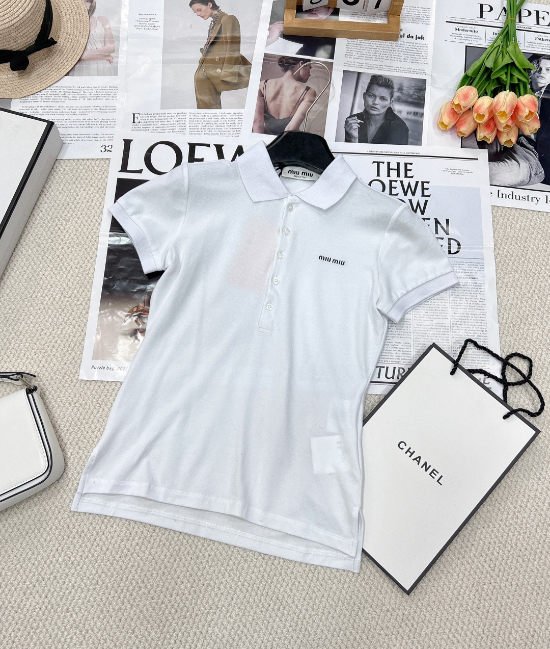 NO:323709,MIU MIU embroidered letters Polo shirt with five buttons short sleeves, special waffle texture fabric, exquisite narrow collar and full of details, the embroidery quality is also very good, college style, age-reducing girlish style~ Single wear, superimposed, fashionable office workers, youthful and fashionable, presenting a high-end texture!  Simple and practical clothes are not picky~ The upper body is fashionable and fashionable, and INS bloggers love it!  Elegance is never out of date!  Three-standard size sml code, miumiu, T-shirt, alexander wang19860909MIU MIU 刺绣字母Polo衫五扣短袖 特殊华夫格纹理面料 精致窄边领细节满满的polo衫 刺绣品质也很好 学院风减龄少女风～ 单穿 叠加都 可叠穿的办公室时髦打工人 ,青春又洋气 呈现高级质感！简约实穿不挑人～上身洋气时髦显瘦,INS博主挚爱款！优雅永不过时两色出！三标齐全 尺码sml 编码,,miumiu,T-shirt,alexander wang,Women's clothing