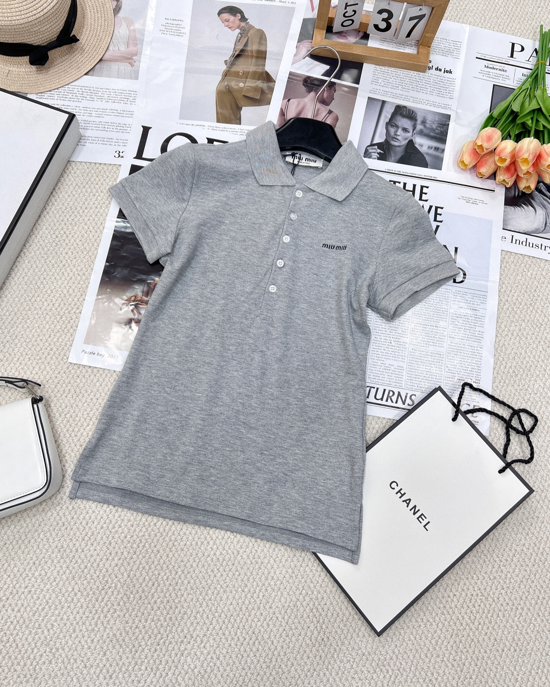 NO:323715,MIU MIU embroidered letters Polo shirt with five buttons short sleeves, special waffle texture fabric, exquisite narrow collar and full of details, the embroidery quality is also very good, college style, age-reducing girlish style~ Single wear, superimposed, fashionable office workers, youthful and fashionable, presenting a high-end texture!  Simple and practical clothes are not picky~ The upper body is fashionable and fashionable, and INS bloggers love it!  Elegance is never out of date!  Three-standard size sml code, miumiu, T-shirt, alexander wang19860909MIU MIU 刺绣字母Polo衫五扣短袖 特殊华夫格纹理面料 精致窄边领细节满满的polo衫 刺绣品质也很好 学院风减龄少女风～ 单穿 叠加都 可叠穿的办公室时髦打工人 ,青春又洋气 呈现高级质感！简约实穿不挑人～上身洋气时髦显瘦,INS博主挚爱款！优雅永不过时两色出！三标齐全 尺码sml 编码,,miumiu,T-shirt,alexander wang,Women's clothing