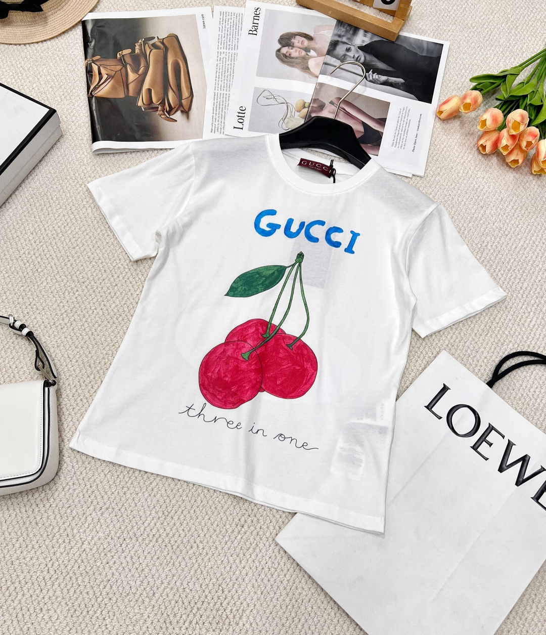 NO:323721,Gucci2025 new cherry cartoon printed short-sleeved T-shirt, customized YB native cotton material, breathable and comfortable, full texture, slim T-shirt cut, highlights the brand style, made of gram-weight pure cotton, slightly elastic, presents a slim visual effect, cherry and letter logo printed on the front, matched with cherry pudding on the back, highlights the brand design level, hand-painted style, jumping and bright colors to highlight the high-end style, single wear and inner wear is brilliant and fashionable, customized surface accessories, three-standard version, complete large-scale products, size sml code, gucci, T-shirt,tees, t-shirt,alexander wang19860909Gucci2025新款樱桃卡通印花短袖T恤,定制YB原生全棉材质 透气舒适 质感十足 修身T恤裁剪 凸显品牌格调 采用克重纯棉制成 略带有弹力 呈现显瘦视觉效果 正面印有樱桃和字母徽标 配合后背樱桃布丁 凸显品牌设计层次 手绘风格作设计亮点 跳跃鲜艳的配色彰显高级格调 单穿内搭都出彩时髦 定制面辅料 认准版本三标齐全大货出 尺码sml 编码,,gucci,T-shirt,tees，t-shirt,alexander wang,Women's clothing