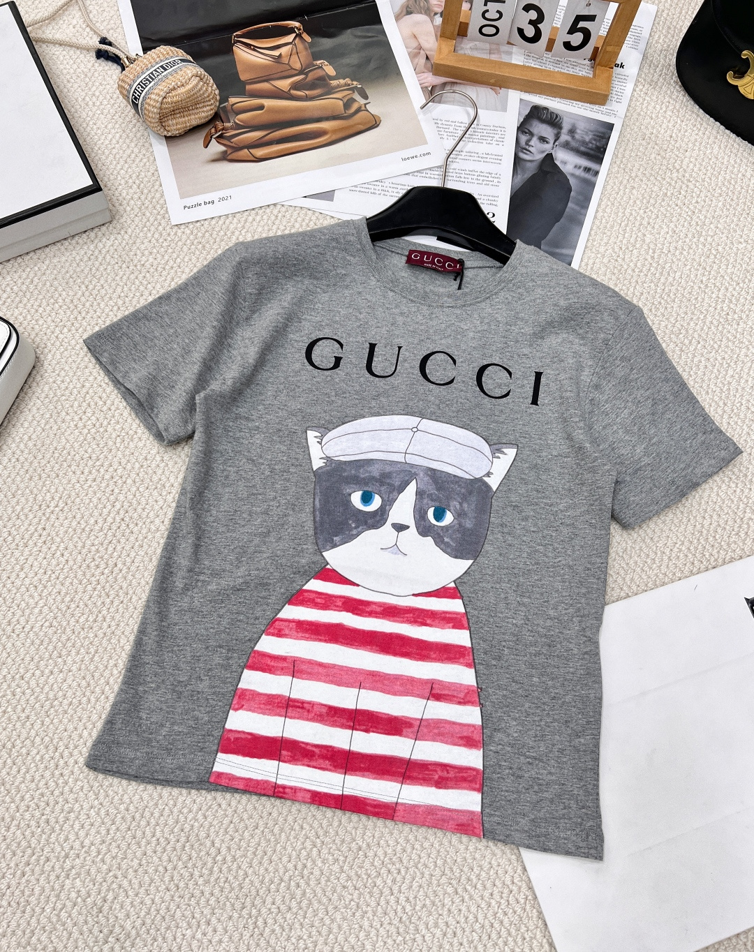 NO:323725,Gucci early spring new cartoon cat letter printed short-sleeved T-shirt丨Exclusive yb development!  High-end production!  Bear print design is clean and refreshing, full of youthful vitality. It’s really hard not to love it!  The concave shape is a perfect look. The classic small round neck design is simple and easy to wear. It is eye-catching when walking on the street!  The youthful and energetic feel is loose and not picky about the figure at all!  It is inclusive and covers the flesh and makes you look thin!  Both appearance and comfort!  Custom fabrics with 100% textures that are super comfortable!  All the items of all seasons are closed!  Three-standard large-scale goods are available in size sml code, gucci, T-shirt,tees, t-shirt,alexander wang19860909Gucci早春新款卡通猫字母印花短袖T恤丨独家yb开发！高版出品！小熊印花设计 干净又清爽 满满的青春活力 真的狠难不爱啊！凹起造型来妥妥的好看经典的小圆领设计简洁好穿 走在街上吸睛度满分！青春又活力的感觉宽松版型完全不挑身材！包容性好遮肉显瘦！颜值与舒适兼具！穿出街回头率百分百定制面料 质感超级舒适！四季款的单品 都给我闭眼冲！三标齐全大货出 尺码sml 编码,,gucci,T-shirt,tees，t-shirt,alexander wang,Women's clothing