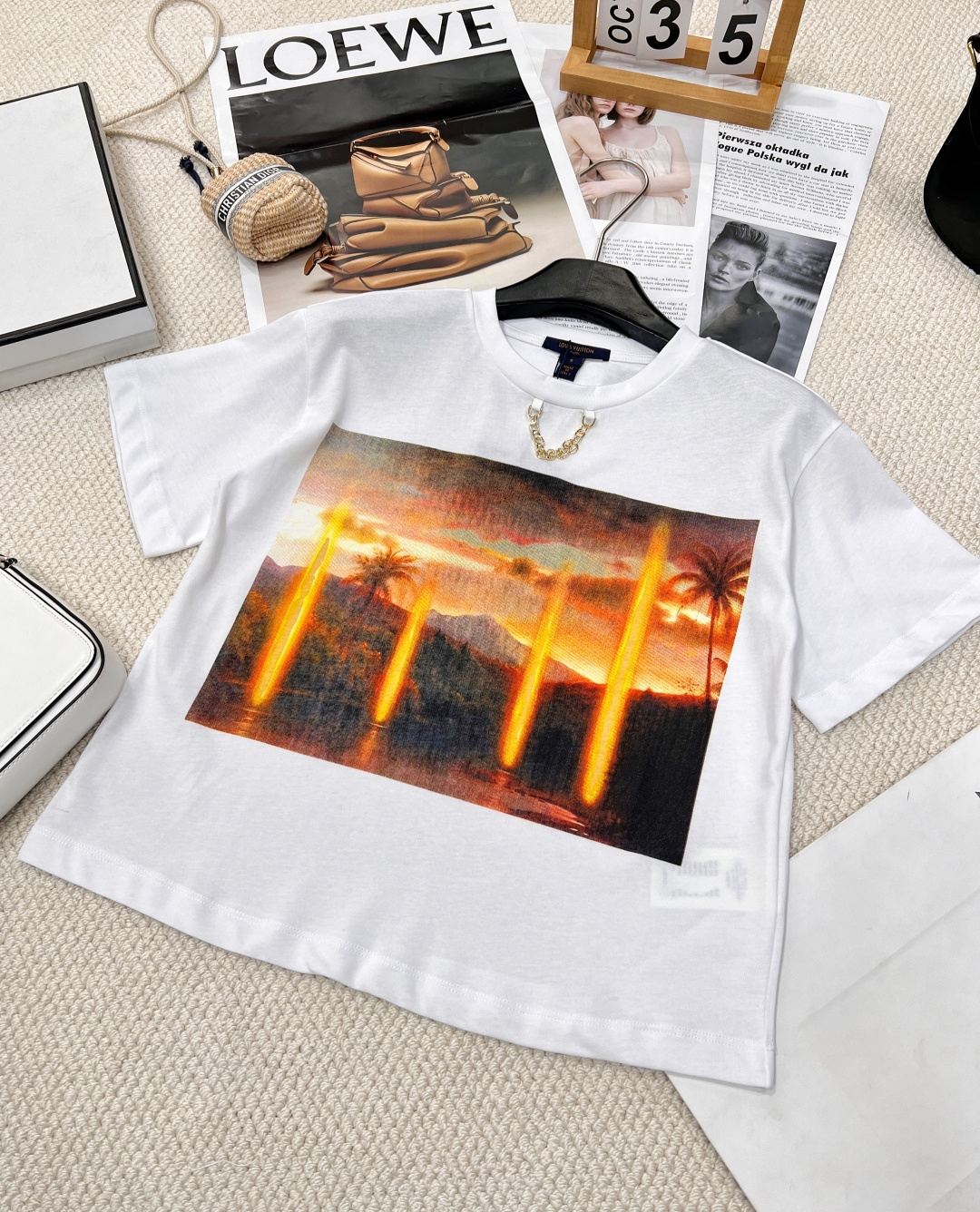 NO:323729,Louis Vuitton's new round neck printed chain short short-sleeved T-shirt, customized YB native cotton material, breathable and comfortable, full texture, short T-shirt cut, highlights the brand style, made of gram-weight pure cotton, slightly elastic, presents a slim visual effect, the neckline is marked with metal letters as the design highlight, the large body is decorated with tropical palm lake pattern, laser science fiction elements make ready-to-wear single-fit inner wear and fashionable Customized surface accessories, the three-standard version is complete and large-scale products are available SML code,,louis vuitton, T-shirt,tees, t-shirt,alexander wang19860909Louis Vuitton新款圆领印花链条短款短袖T恤,定制YB原生全棉材质 透气舒适 质感十足 短款T恤裁剪 凸显品牌格调 采用克重纯棉制成 略带有弹力 呈现显瘦视觉效果 领口以金属字母标链条作设计亮点 大身装饰热带棕榈湖面图案 激光科幻元素让成衣单穿内搭都出彩时髦 定制面辅料 认准版本三标齐全大货出 尺码sml 编码,,louis vuitton,T-shirt,tees，t-shirt,alexander wang,Women's clothing