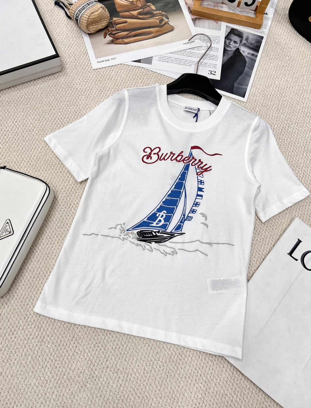 NO:323733,Burberry 25Ss spring and summer new sailing letter logo printed short-sleeved T-shirt丨Exclusive yb development!  High-end production!  This issue is a white T-shirt that can be closed and closed in this issue is making a brilliant debut!  The printing design is so good! It's full of tricks, clean and refreshing, full of youthful vitality. It's really hard not to love it!  The concave shape is a perfect look. The classic small round neck design is simple and easy to wear. It is eye-catching when walking on the street!  The three-standard feeling of youth and vitality are complete and large-scale products are available. Size sml code, burberry, T-shirt, tees, t-shirt, alexander wang19860909Burberry 25Ss春夏新款帆船字母logo印花短袖T恤丨独家yb开发！高版出品！本期强推可闭眼入的白T恤闪亮登场！印花设计也太太太好啦!计感十足 干净又清爽 满满的青春活力 真的狠难不爱啊！凹起造型来妥妥的好看经典的小圆领设计简洁好穿 走在街上吸睛度满分！青春又活力的感觉三标齐全大货出 尺码sml 编码,,burberry,T-shirt,tees，t-shirt,alexander wang,Women's clothing