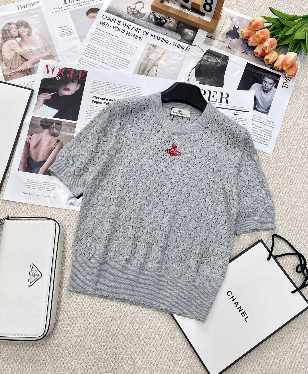 NO:324845,Saturn embroidered knitted short sleeves, this one is really beautiful and bubbling in spring and you have to wear this kind of product that can enhance your temperament. The bright and fashionable item must be woven by imported German machines. Ordinary machines cannot woven!  The fabric is super soft and delicate, and the drapes are very good. You will know the texture when you get it. The comfort and texture of the upper body are great. It is on sale in stock. It is simple and elegant and makes people feel like spring breeze~ Only when you really have the upper body do you know how slimming it looks. It is a versatile style. The style that will never get tired of wearing it is also the favorite style for daily wear!  Wear it and feel the romantic atmosphere of spring and summer~ a relaxed and comfortable high-end feeling. The upper body has an excellent temperament!  Three colors size sml, T-shirt,alexander wang19860909土星刺绣针织短袖,这款真的是美得冒泡春天里就要穿这种能抬人气质 明媚洋气的单品必须由德国进口机编织 普通机器根本织不出来！面料超级柔糯细腻 垂坠性非常好,到手就知道那种质感 上身舒适度和质感棒棒哒现货发售啦 简洁又大气让人看了如沫春风～ 这个版型真的上身才知道有多显瘦,百搭款 怎么穿都不会腻的款也是日常最爱穿的风格！ 穿上感受春夏的浪漫气息～轻松舒适的高级感 上身气质绝佳！三色出 尺码sml 编,,T-shirt,alexander wang,Women's clothing