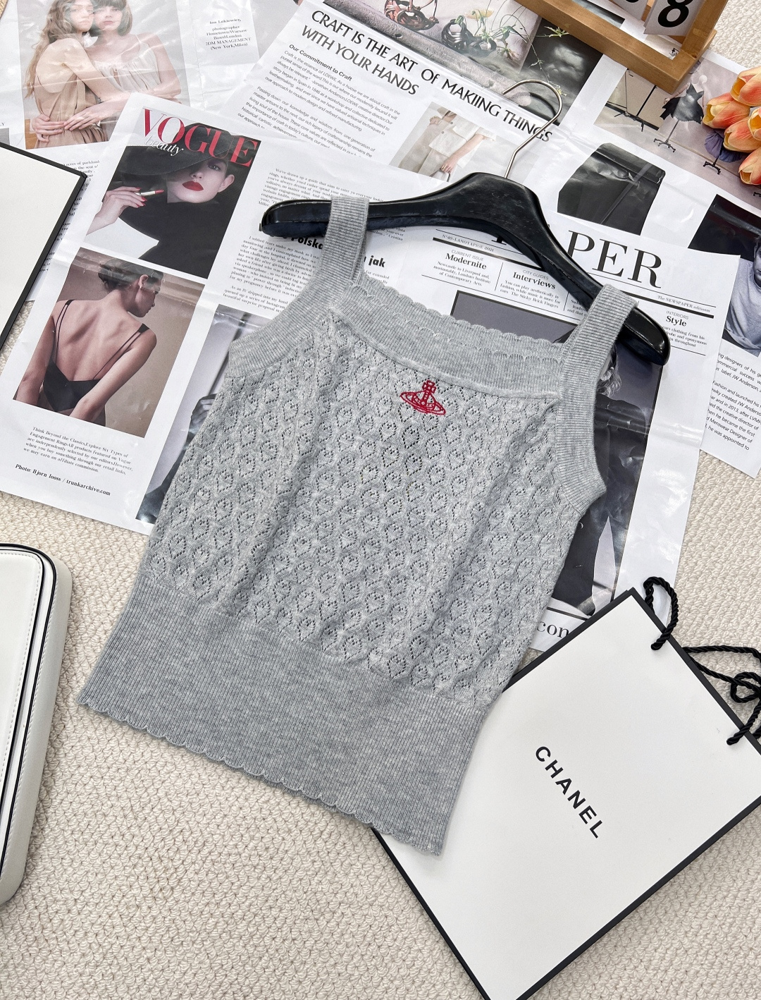 NO:324847,Lace knitted vest, customized special wool yarn weaving, precision crochet, excellent texture, not easy to deform, necklace collar design, cute and age-reducing, Saturn embroidered seal decoration on the chest, simple and fashionable, slim fit style cut out, outline a charming figure, a simple vest wears the strongest street feel!  Simple, refreshing and fashionable. It is easy to wear sweet and cool girl style or wear inside. It is good-looking and toned. It has a skin-friendly touch and will not tick the flesh. It has a good touch. Three colors. Size sml code. Alexander wang.19860909花边针织背心 定制特种羊毛纱线织造 精密钩织 质感上乘 不易变形 领口花边领设计 可爱减龄 胸前土星刺绣章仔装饰 简约时尚 修身版型剪裁 勾勒出迷人身形 ,一件简单的背心穿出最强的街头感！简单清爽且时髦 开启甜酷辣妹风单穿或内搭都很可 单穿就足够好看有调性 亲肤触感不会扎肉触感极好 三色出 尺码sml 编码,,alexander wang,Women's clothing