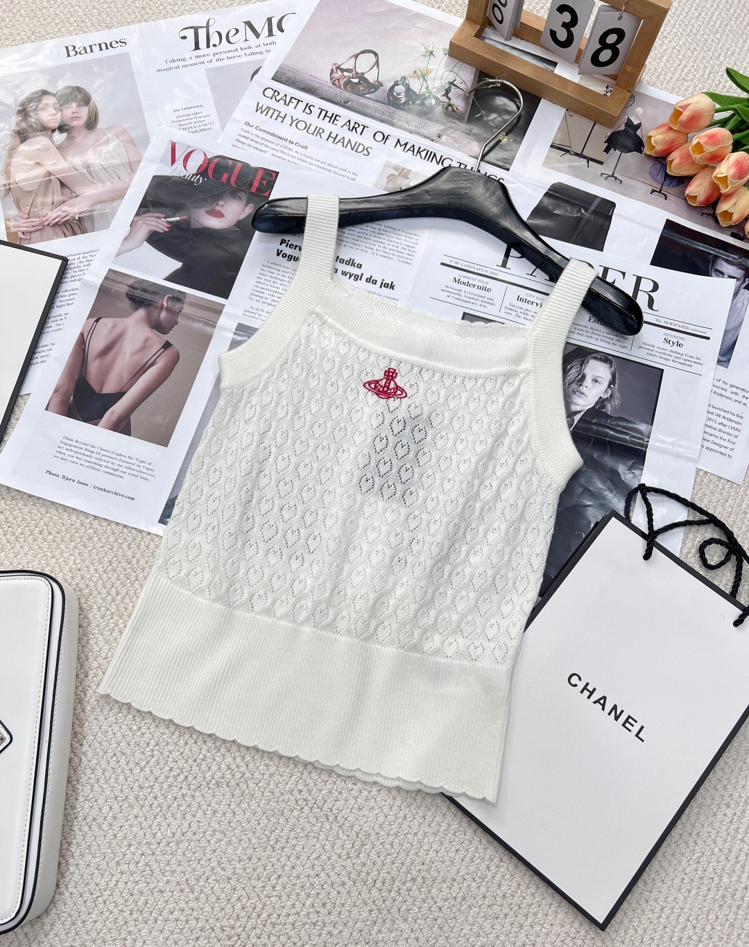 NO:324823,Lace knitted vest, customized special wool yarn weaving, precision crochet, excellent texture, not easy to deform, necklace collar design, cute and age-reducing, Saturn embroidered seal decoration on the chest, simple and fashionable, slim fit style cut out, outline a charming figure, a simple vest wears the strongest street feel!  Simple, refreshing and fashionable. It is easy to wear sweet and cool girl style or wear inside. It is good-looking and toned. It has a skin-friendly touch and will not tick the flesh. It has a great touch. Three colors. Size sml. Edit, alexander wang.19860909花边针织背心 定制特种羊毛纱线织造 精密钩织 质感上乘 不易变形 领口花边领设计 可爱减龄 胸前土星刺绣章仔装饰 简约时尚 修身版型剪裁 勾勒出迷人身形 ,一件简单的背心穿出最强的街头感！简单清爽且时髦 开启甜酷辣妹风单穿或内搭都很可 单穿就足够好看有调性 亲肤触感不会扎肉触感极好 三色出 尺码sml 编,,alexander wang,Women's clothing