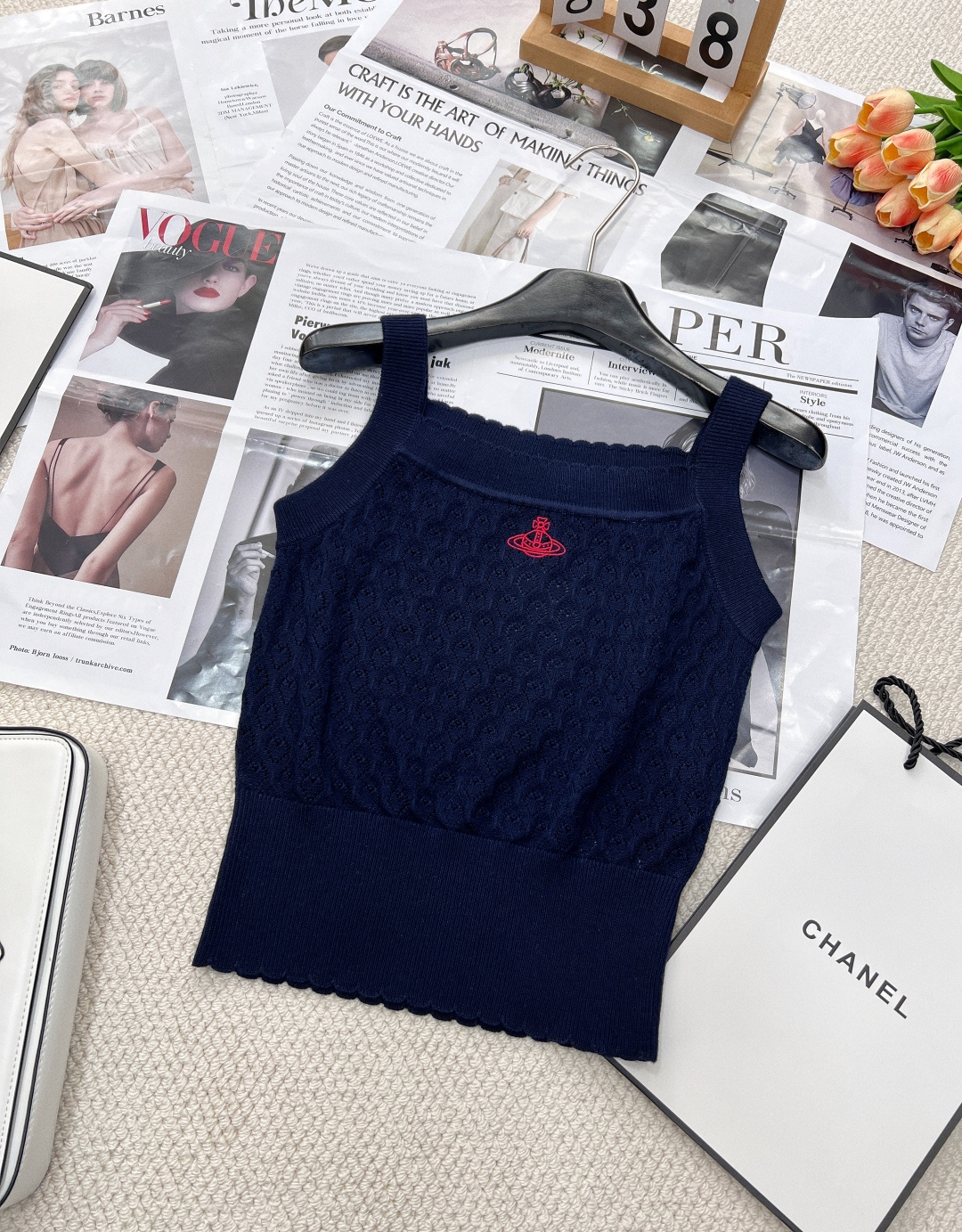 NO:324825,Lace knitted vest, customized special wool yarn weaving, precision crochet, excellent texture, not easy to deform, necklace collar design, cute and age-reducing, Saturn embroidered seal decoration on the chest, simple and fashionable, slim fit style cut out, outline a charming figure, a simple vest wears the strongest street feel!  Simple, refreshing and fashionable. It is easy to wear sweet and cool girl style or wear inside. It is good-looking and toned. It has a skin-friendly touch and will not tick the flesh. It has a good touch. Three colors. Size sml code. Alexander wang.19860909花边针织背心 定制特种羊毛纱线织造 精密钩织 质感上乘 不易变形 领口花边领设计 可爱减龄 胸前土星刺绣章仔装饰 简约时尚 修身版型剪裁 勾勒出迷人身形 ,一件简单的背心穿出最强的街头感！简单清爽且时髦 开启甜酷辣妹风单穿或内搭都很可 单穿就足够好看有调性 亲肤触感不会扎肉触感极好 三色出 尺码sml 编码,,alexander wang,Women's clothing