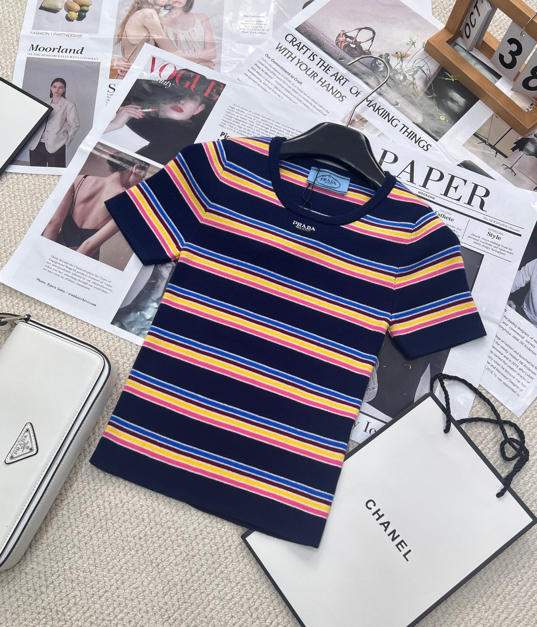 NO:324835,Prada2025 new striped knitted short sleeves, customized YB cotton wool yarn wool, fixed color and dyeing, perfectly restored quality, soft and skin-friendly, comfortable and stylish, presenting obvious plush texture, more weight, round neck short sleeves, appropriate skin exposure, beautify the proportion of head and shoulders, dark edges and large body stripes collide to form a sense of layering, color-woven chest letter logo decoration, strong retro style, slim fit style highlights the figure, playful and age-reducing, easy to control during daily travel or easy gathering, customized surface accessories, high elasticity and accurate versions are complete!  Large-scale size sml, prada, T-shirt, alexander wang19860909Prada2025新款条纹针织短袖,定制YB棉毛纱线织造 定色定染 完美还原品相 柔软亲肤 舒适有型 呈现明显毛绒料质感更显份量 圆领短袖版型 领口恰当露肤 美化头肩比例更显瘦 深色包边与大身条纹碰撞形成层次感 通体彩色交织胸前字母徽标装饰 复古风格强烈 修身版型突显身材 俏皮减龄显白 日常出行或轻松聚会轻松驾驭 定制面辅料 高弹力认准版本三标齐全！大货出 尺码sml,,prada,T-shirt,alexander wang,Women's clothing