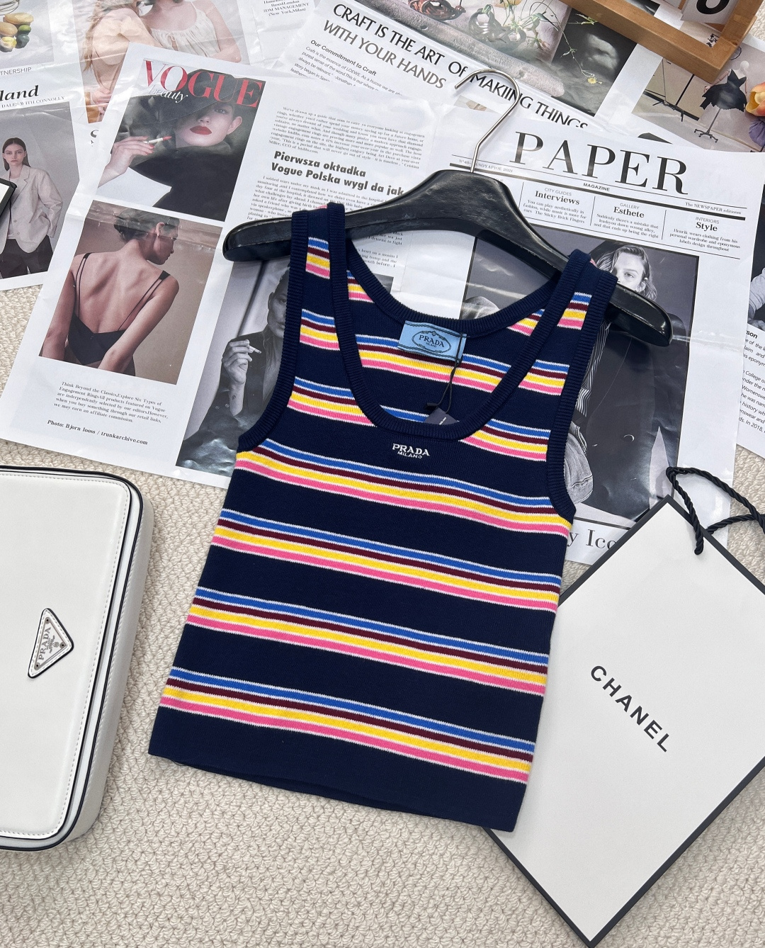 NO:324838,Prada's new striped knitted vest, custom YB cotton wool yarn wool, fixed color and dyeing, perfect restore quality, soft and skin-friendly, comfortable and stylish, presenting obvious plush texture, more weight, sleeveless vest style, round neckline appropriate skin exposure, beautifying the proportion of head and shoulders, dark edges and large body stripes collide to form a sense of layering, color intertwined chest letter logo decoration, strong retro style, slim fitting style highlights the figure, playful and age-reducing, easy to control during daily travel or easy gathering, customized surface accessories, accurate version, high elastic three-standard large-scale products, size sml code,,prada,alexander wang19860909Prada新款条纹针织背心,定制YB棉毛纱线织造 定色定染 完美还原品相 柔软亲肤 舒适有型 呈现明显毛绒料质感更显份量 无袖背心版型 圆领领口恰当露肤 美化头肩比例更显瘦 深色包边与大身条纹碰撞形成层次感 通体彩色交织胸前字母徽标装饰 复古风格强烈 修身版型突显身材 俏皮减龄显白 日常出行或轻松聚会轻松驾驭 定制面辅料 认准版本,高弹力三标齐全大货出 尺码sml 编码,,prada,alexander wang,Women's clothing